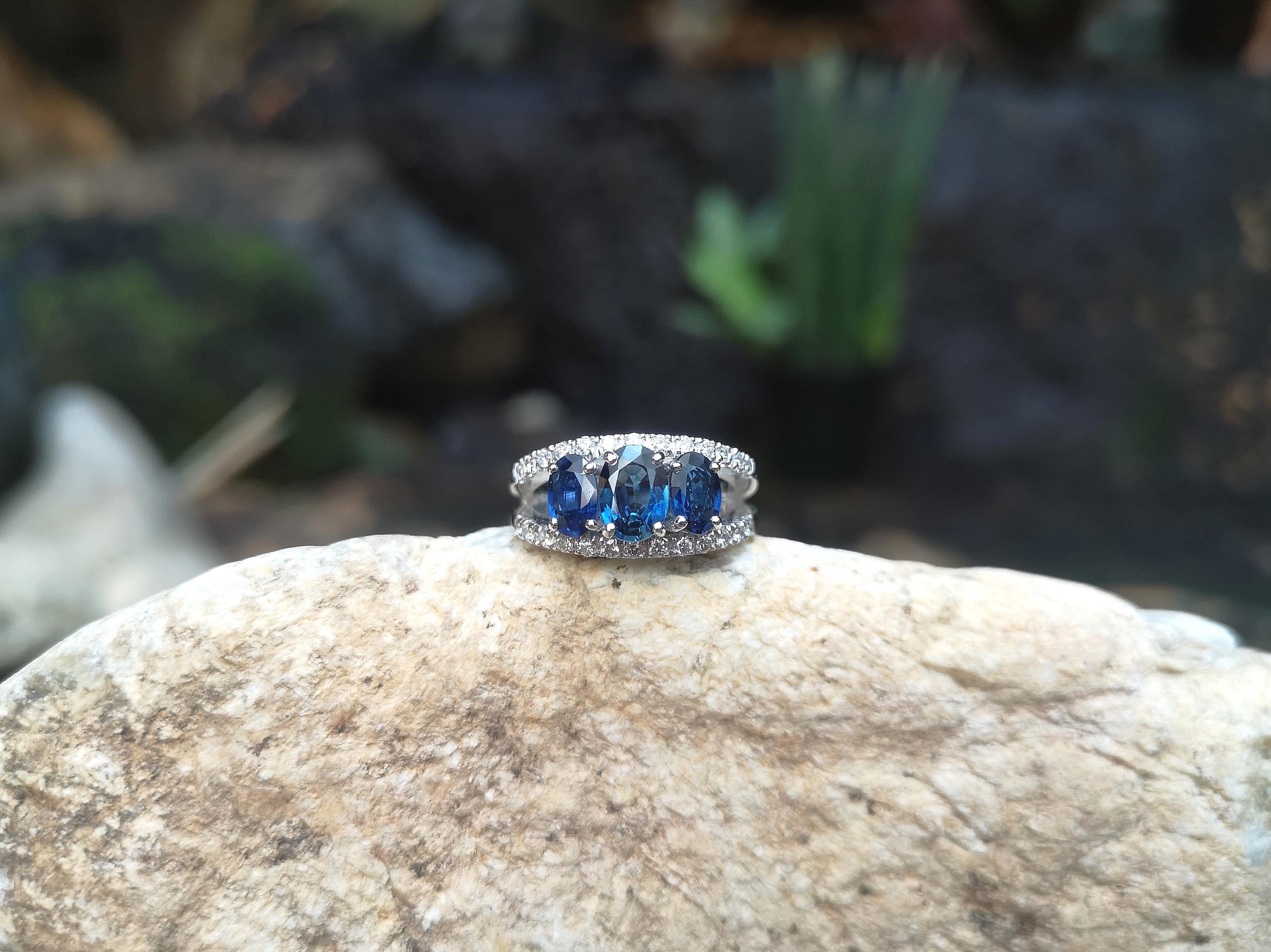 Blue Sapphire with Diamond Ring Set in 18 Karat White Gold Settings For Sale 3