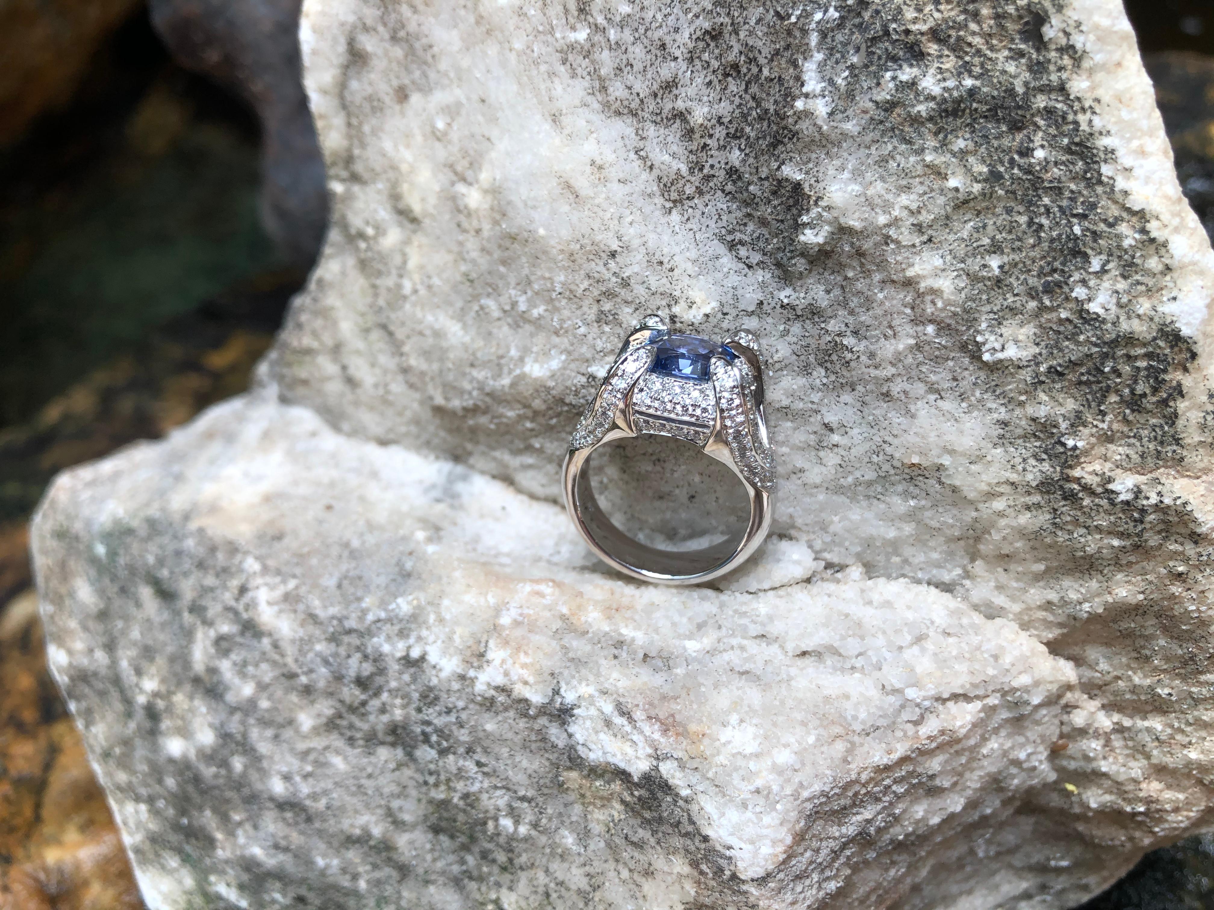 Anello con zaffiro blu e diamanti incastonati in oro bianco 18 carati in vendita 6