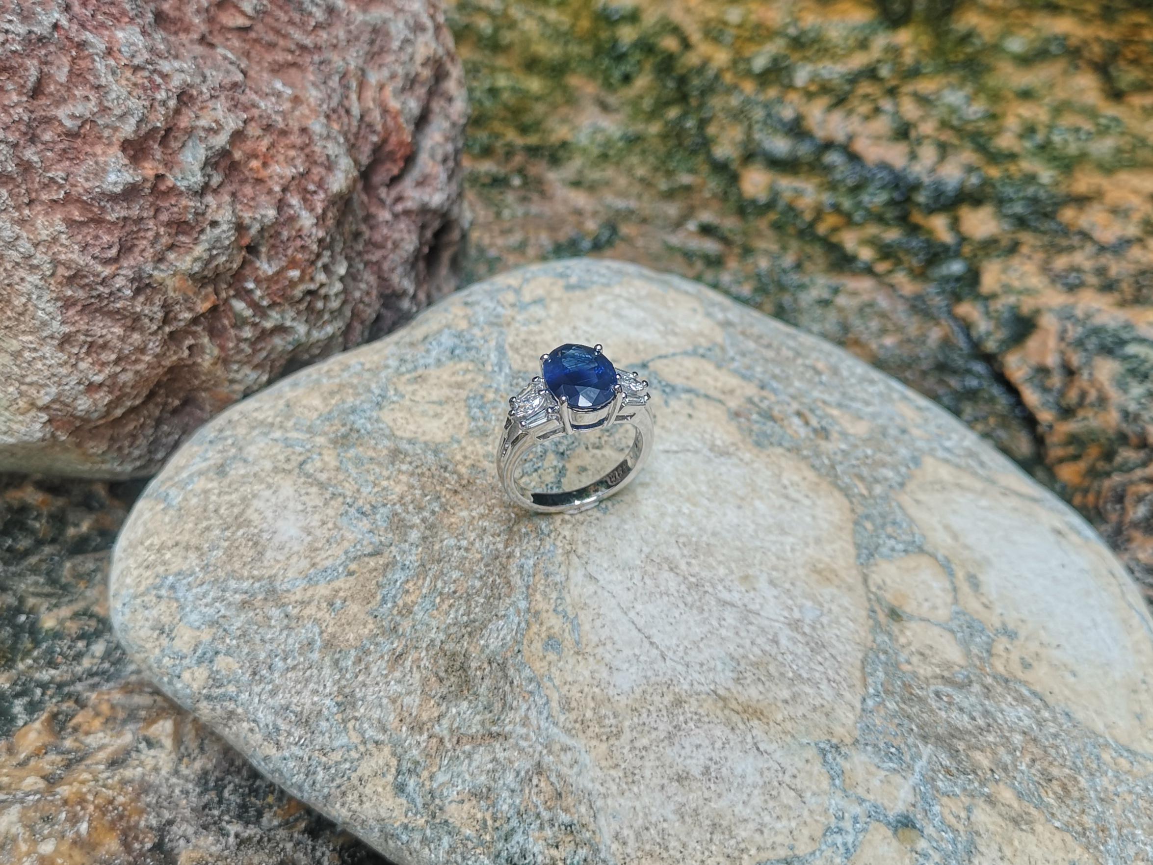 Blue Sapphire with Diamond Ring set in 18 Karat White Gold Settings For Sale 6