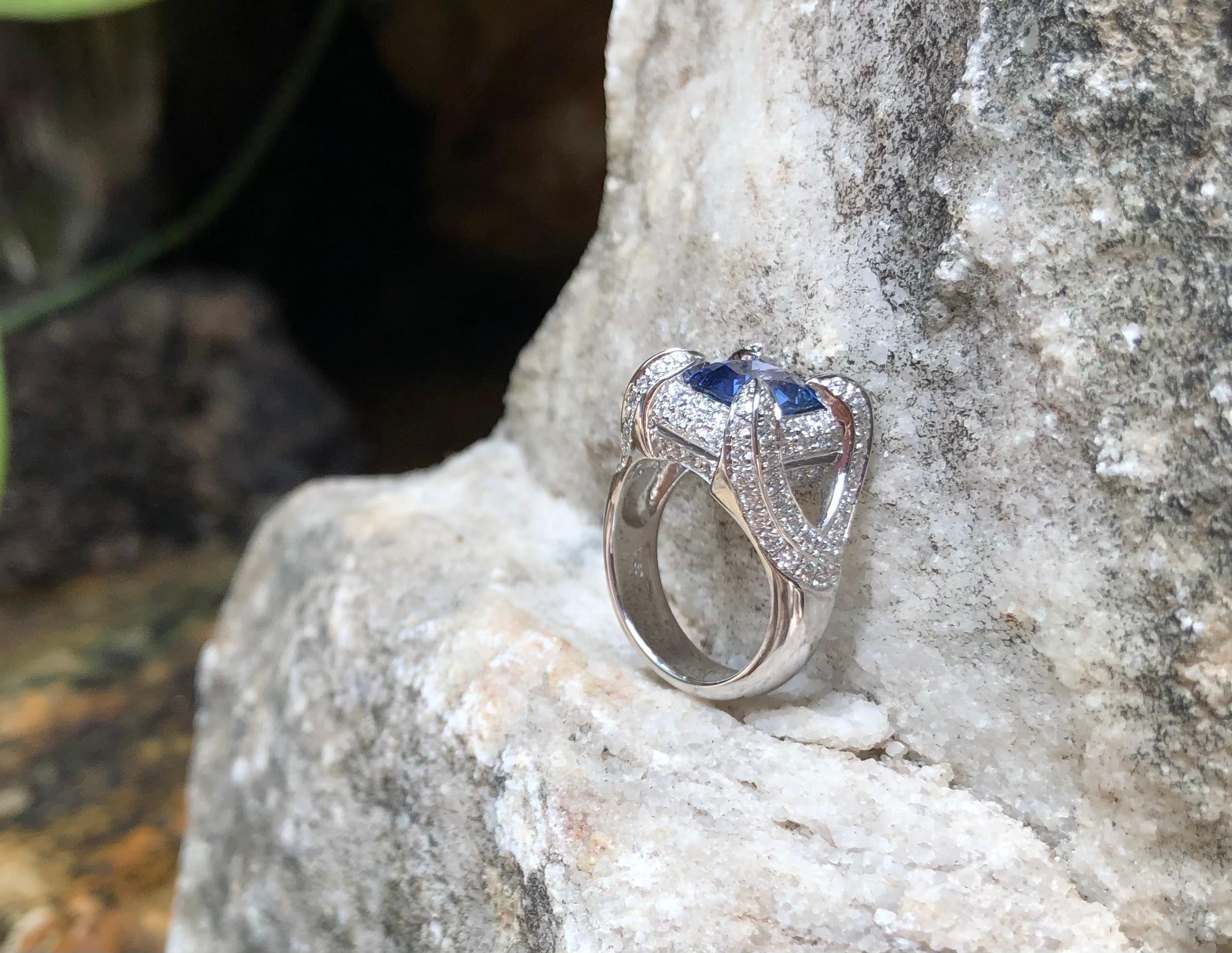 Anello con zaffiro blu e diamanti incastonati in oro bianco 18 carati in vendita 7