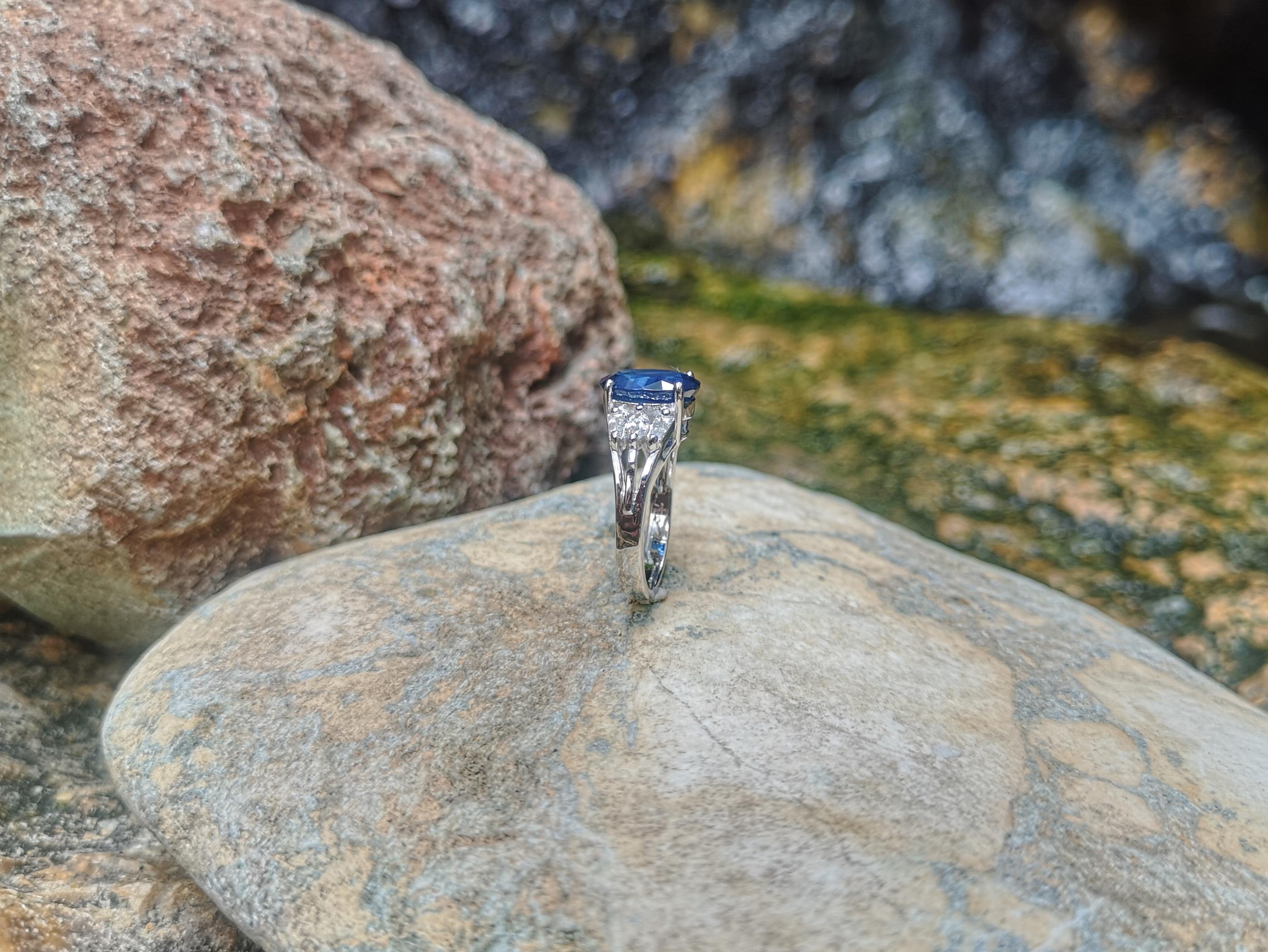 Blue Sapphire with Diamond Ring set in 18 Karat White Gold Settings For Sale 7