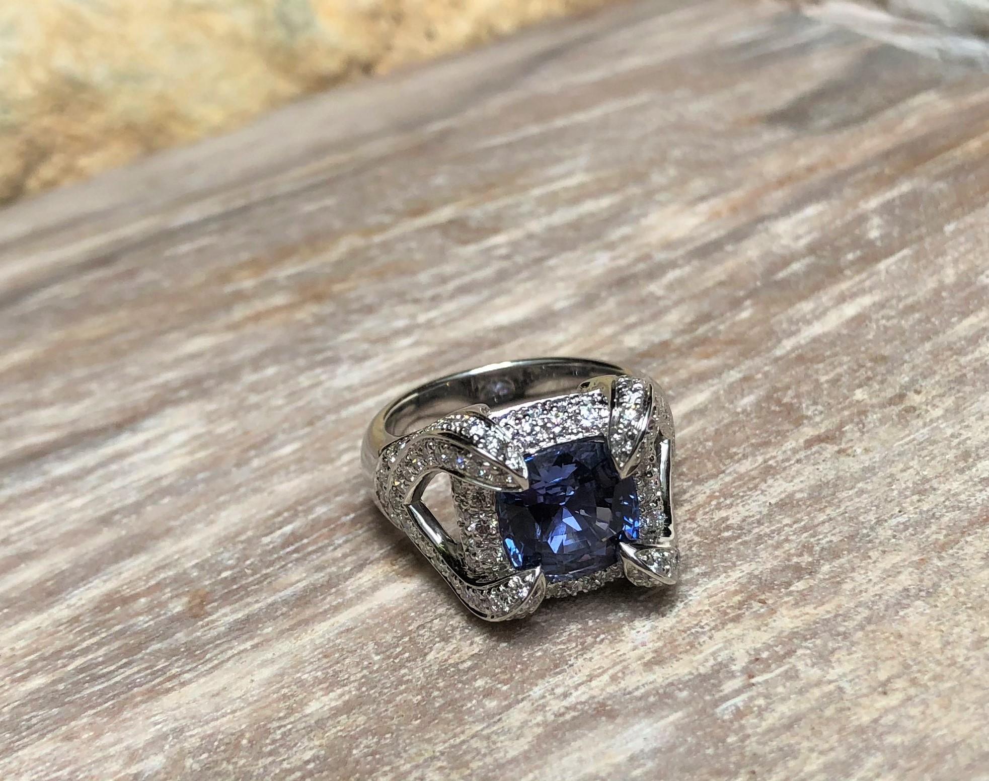 Anello con zaffiro blu e diamanti incastonati in oro bianco 18 carati in vendita 8