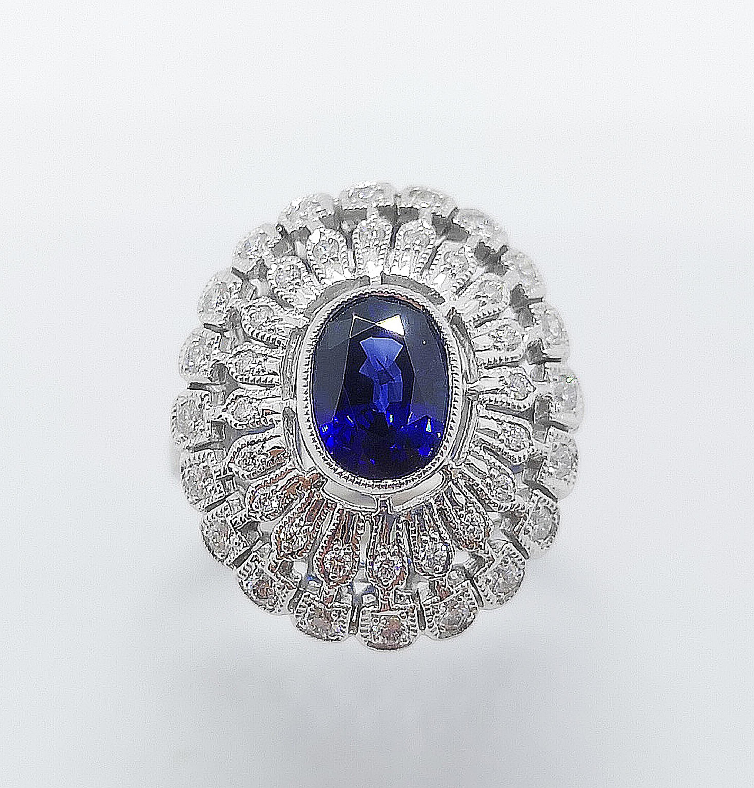Blauer Saphir 2,06 Karat mit Diamant 0,52 Karat Ring in 18 Karat Weißgold gefasst

Breite:  1.7 cm 
Länge: 2,1 cm
Ringgröße: 53
Gesamtgewicht: 10,46 Gramm

