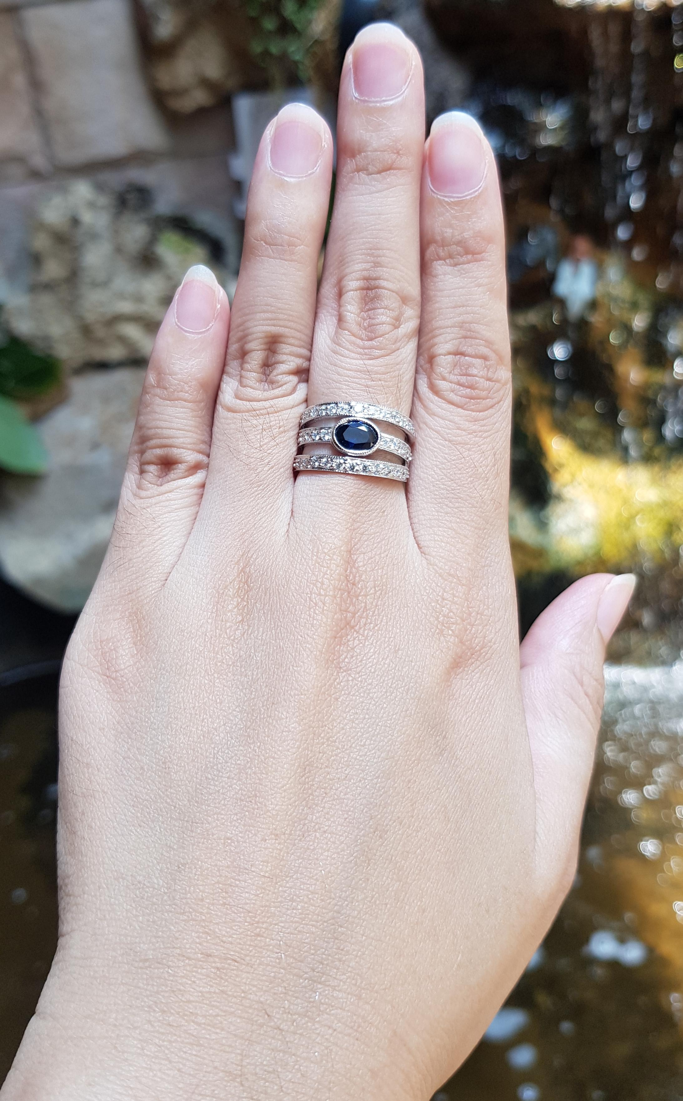 Bague en or blanc 18 carats sertie d'un saphir bleu de 0,81 carat et d'un diamant de 0,76 carat

Largeur :  0.8 cm 
Longueur : 0,6 cm
Taille de l'anneau : 51
Poids total : 6,8 grammes

