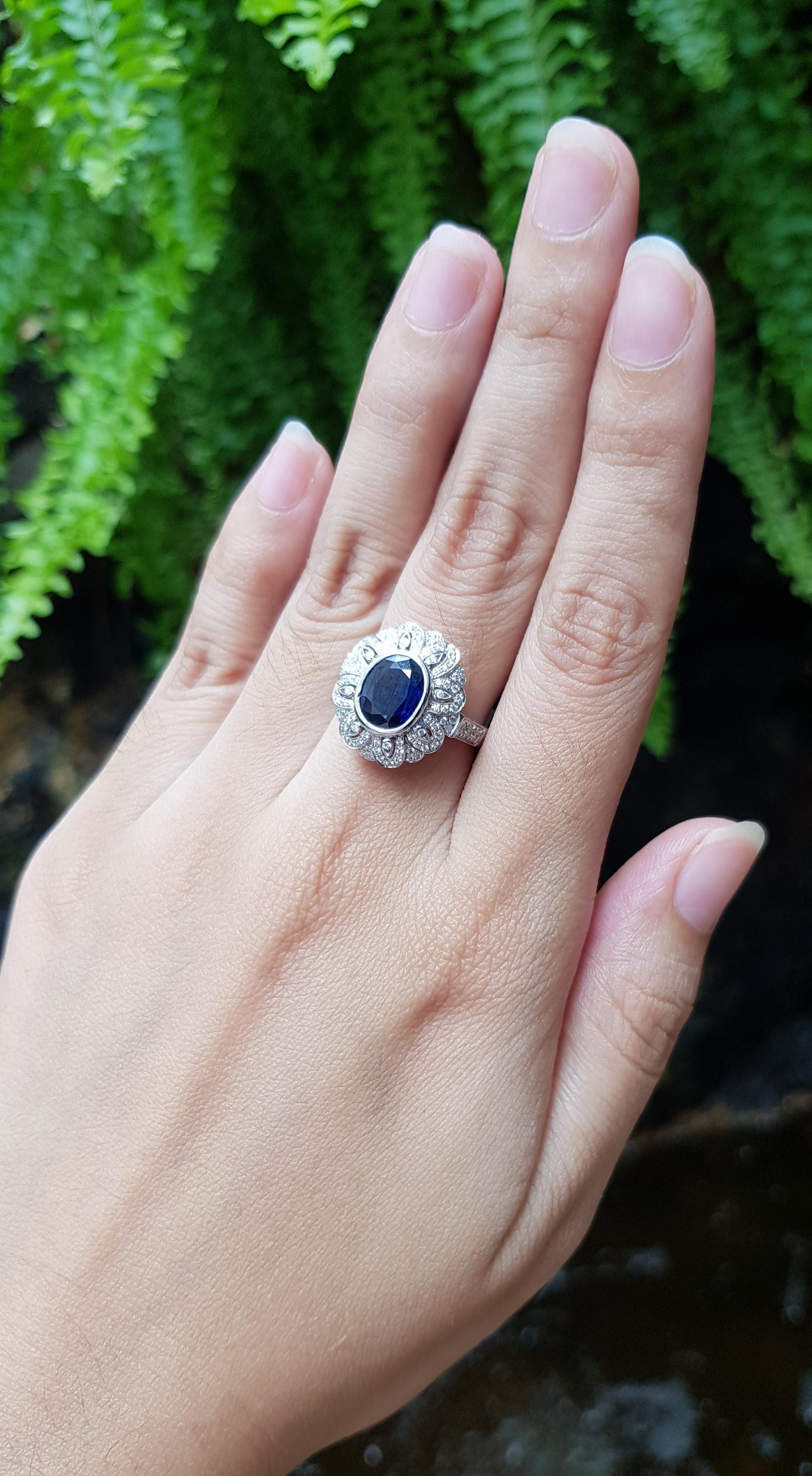 Bague en or blanc 18 carats sertie d'un saphir bleu de 1,80 carat et d'un diamant de 0,42 carat

Largeur :  1.5 cm 
Longueur : 1,7 cm
Taille de l'anneau : 51
Poids total : 7,22 grammes

