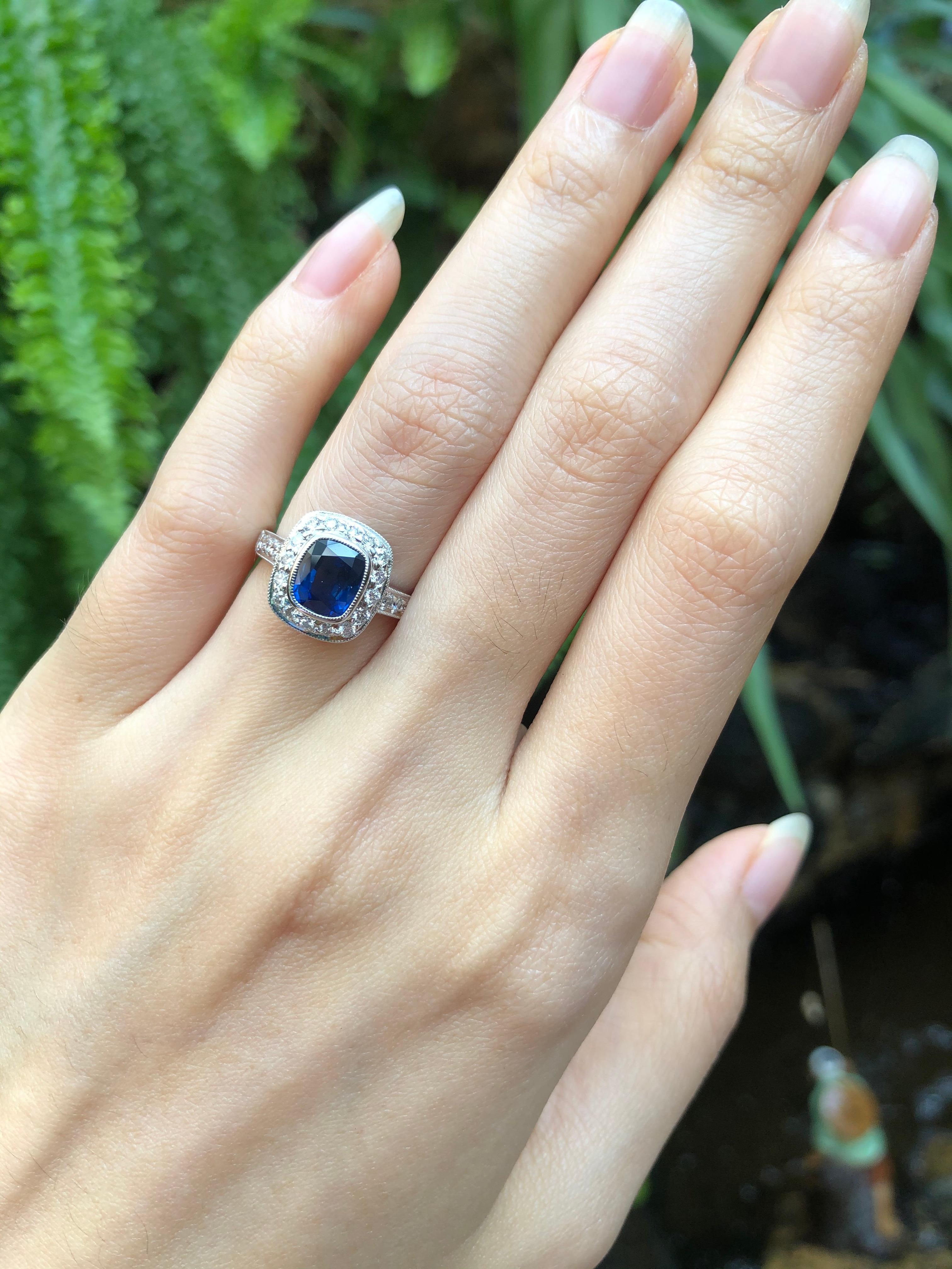 Blauer Saphir 1,53 Karat mit Diamant 0,49 Karat Ring in 18 Karat Weißgold gefasst

Breite:  1.0 cm 
Länge: 1,1 cm
Ringgröße: 48
Gesamtgewicht: 3,88 Gramm

