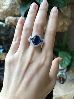 Bague en or blanc 18 carats sertie d'un saphir bleu et de diamants
