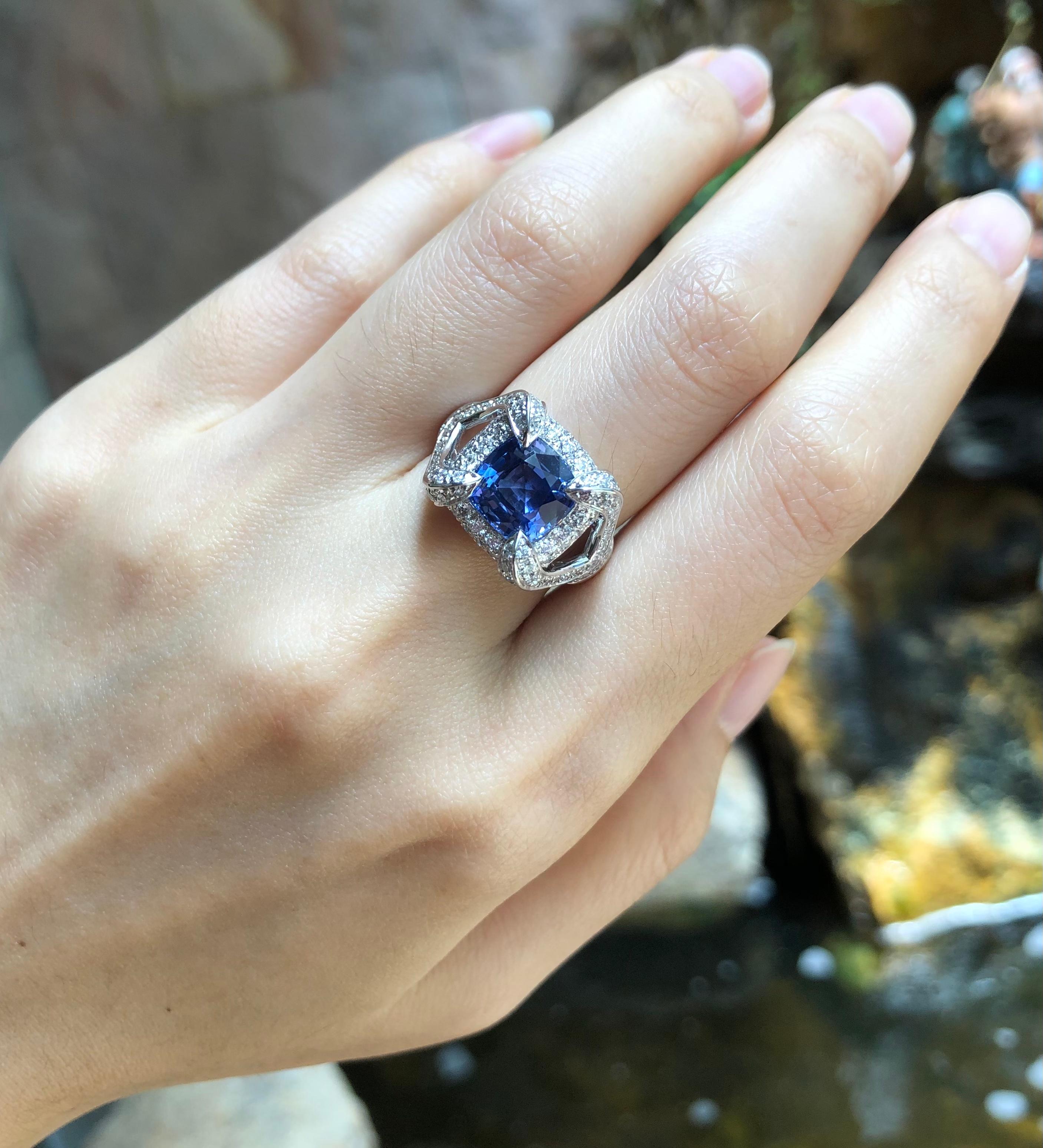 Anello con zaffiro blu da 3,69 carati e diamante da 1,52 carati con montatura in oro bianco da 18 carati

Larghezza:  1.2 cm 
Lunghezza: 1.2 cm
Misura dell'anello: 52
Peso totale: 10.82 grammi

