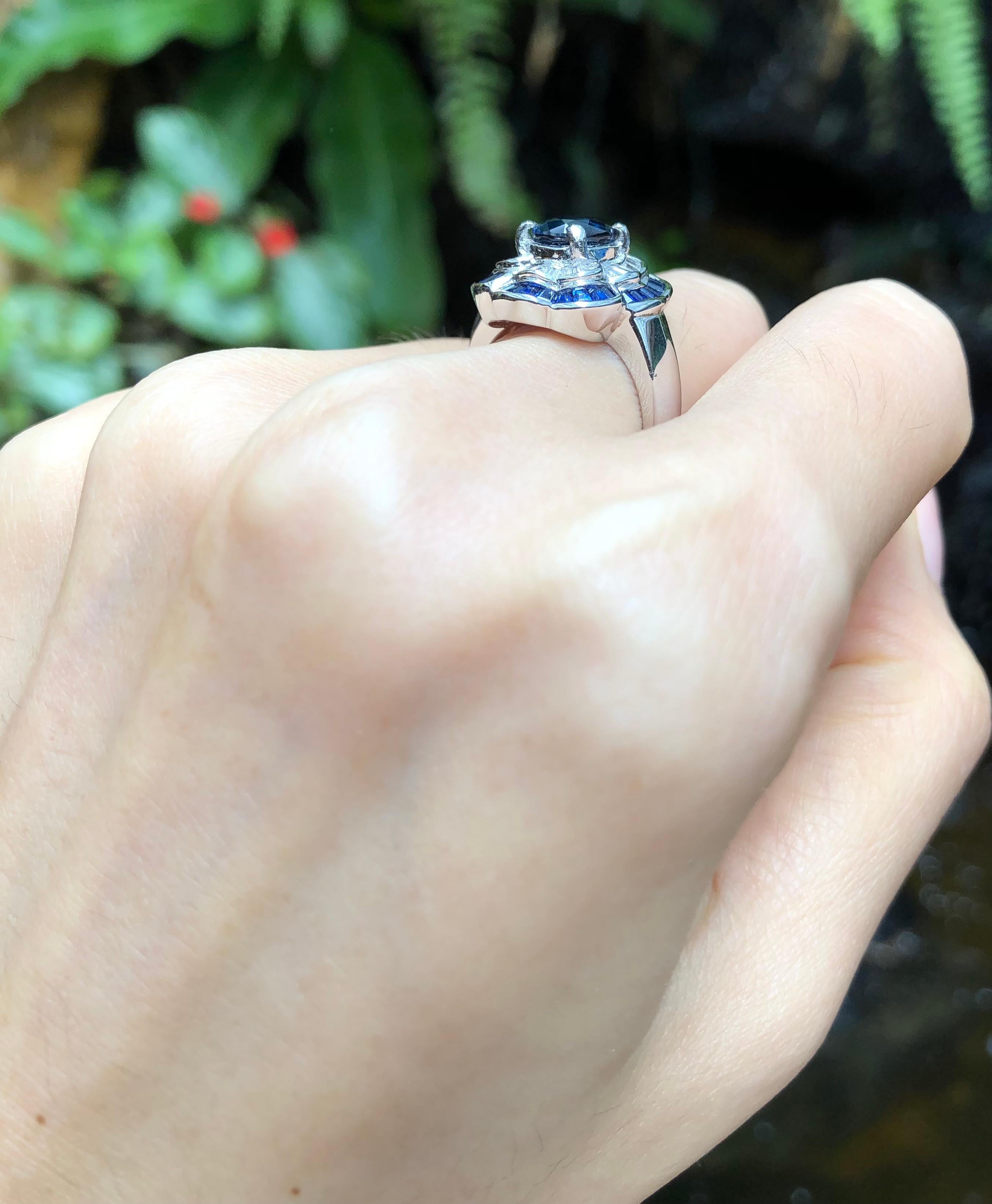 Blauer Saphir 1,92 Karat mit Diamant 0,35 Karat und blauem Saphir 1,35 Karat Ring in 18 Karat Weißgold gefasst

Breite:  1.1 cm 
Länge: 1,5 cm
Ringgröße: 51
Gesamtgewicht: 8,32 Gramm

