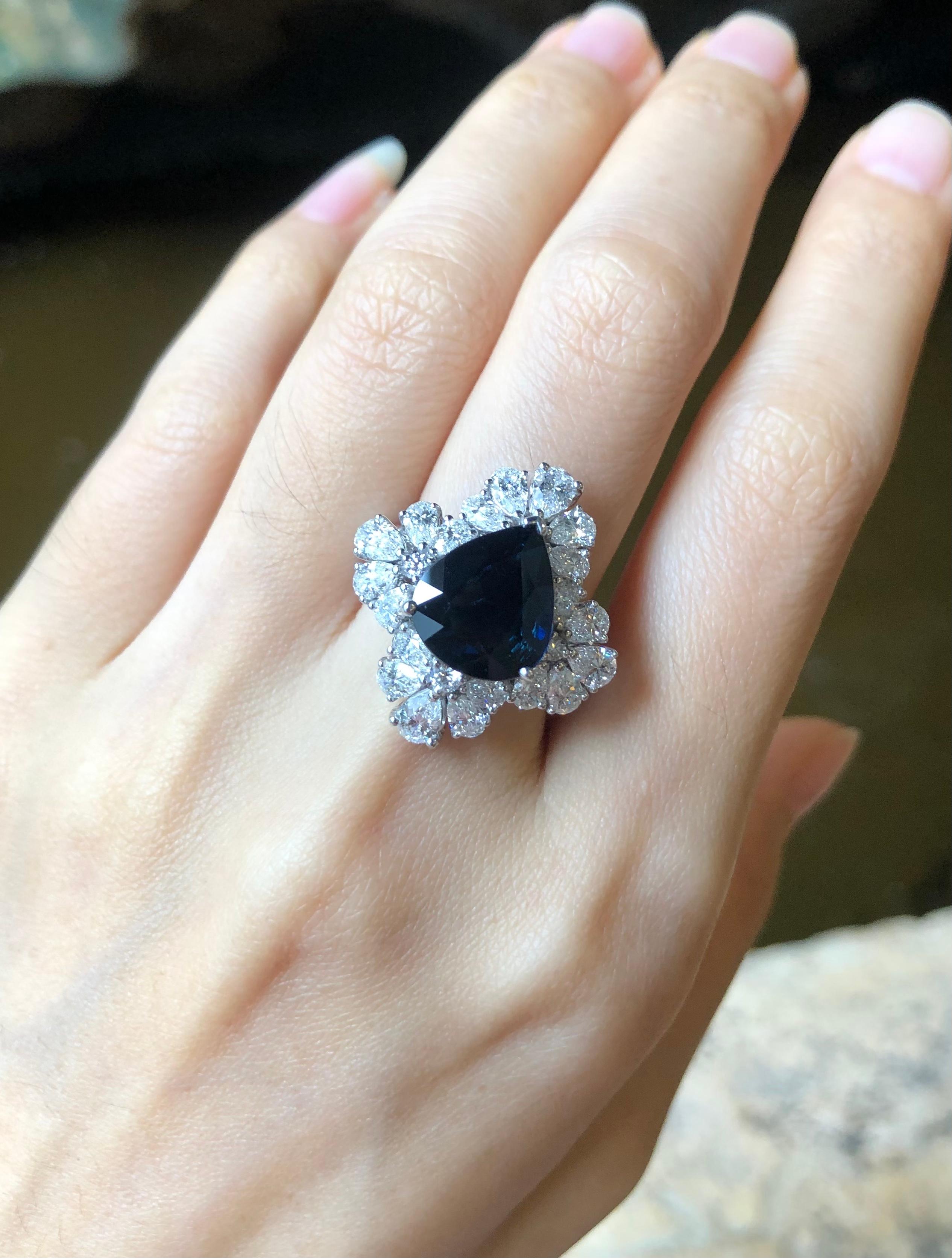 Saphir bleu 4,63 carats et diamant 1,46 carats Bague en or blanc 18 carats

Largeur :  1,0 cm 
Longueur :  1,2 cm
Taille de l'anneau : 53
Poids total : 9,1 grammes

