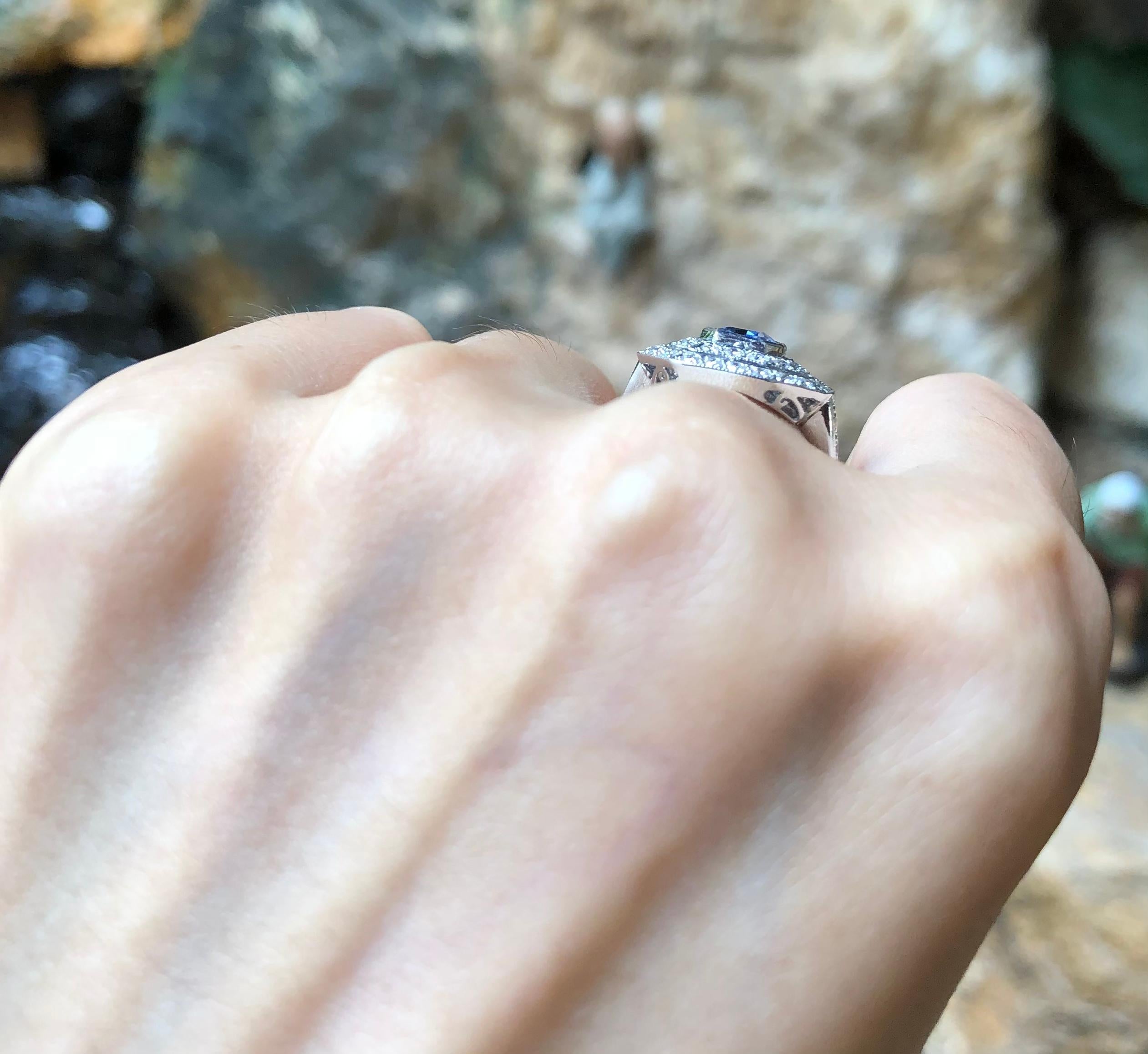 Blue Sapphire 0.88 carats with Diamond 0.70 carat Ring set in 18 Karat White Gold Settings

Width:  1.5 cm 
Length:  1.5 cm
Ringgröße: 51
Total Weight: 5.23 grams

