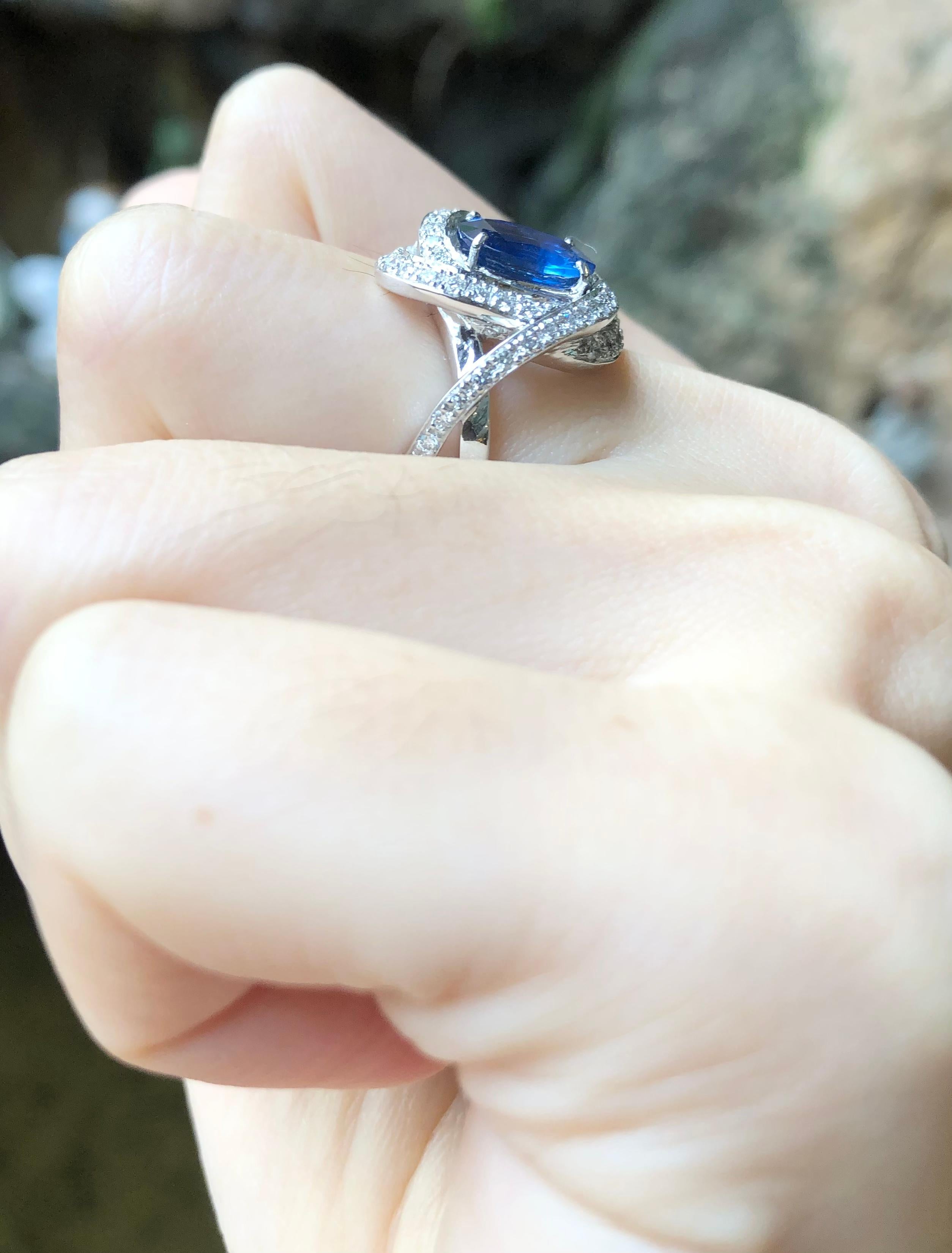 Blauer Saphir 1,95 Karat mit Diamant 0,57 Karat Ring in 18 Karat Weißgold gefasst

Breite:  1.1 cm 
Länge: 1,7 cm
Ringgröße: 51
Gesamtgewicht: 9,4 Gramm

Blauer Saphir 
Breite:  0.5 cm 
Länge: 0,8 cm

