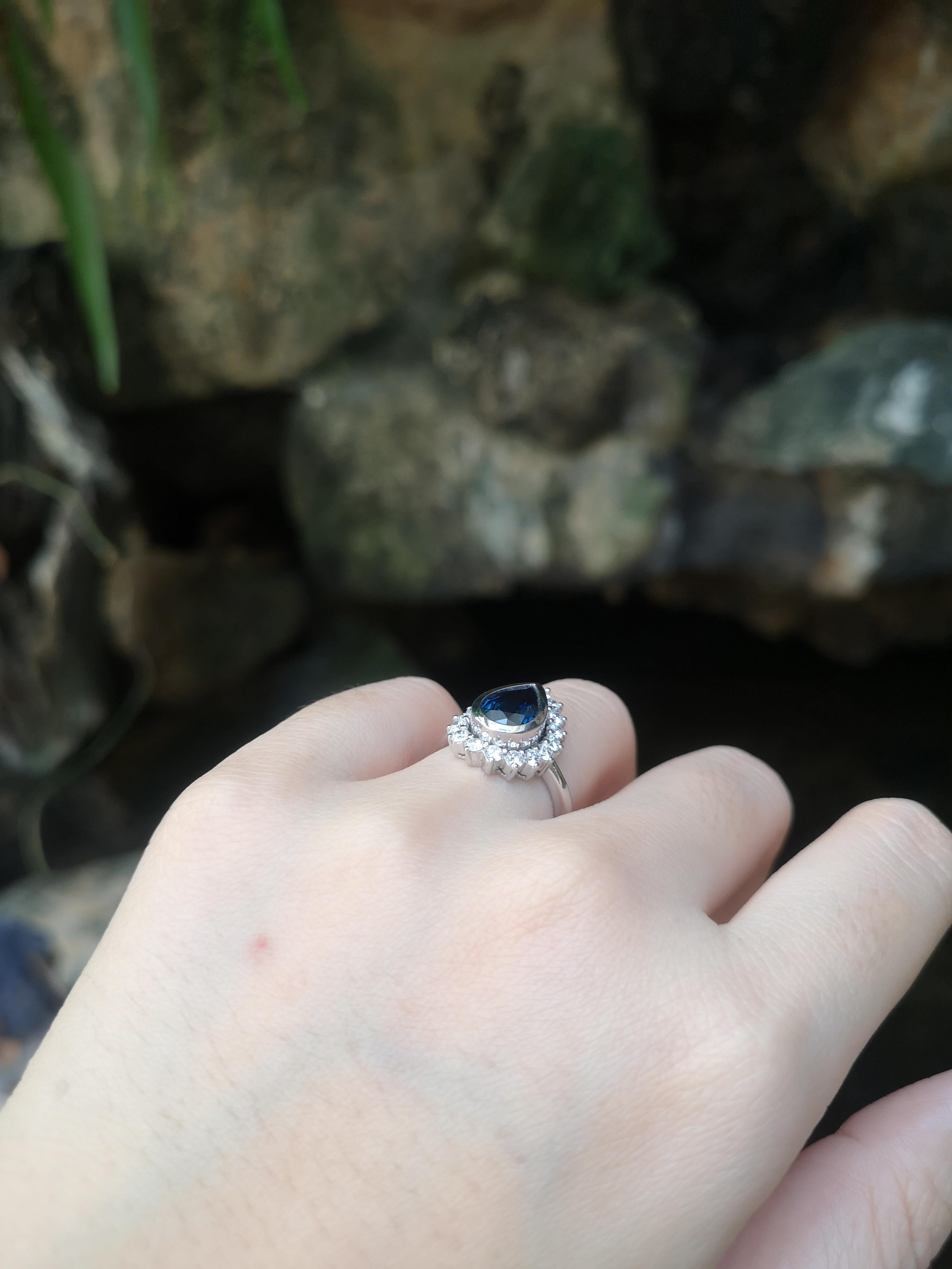 Blauer Saphir 2,60 Karat mit Diamant 0,84 Karat Ring in 18 Karat Weißgold gefasst

Breite:  1,4 cm 
Länge: 2.0 cm
Ringgröße: 54
Gesamtgewicht: 9,47 Gramm

