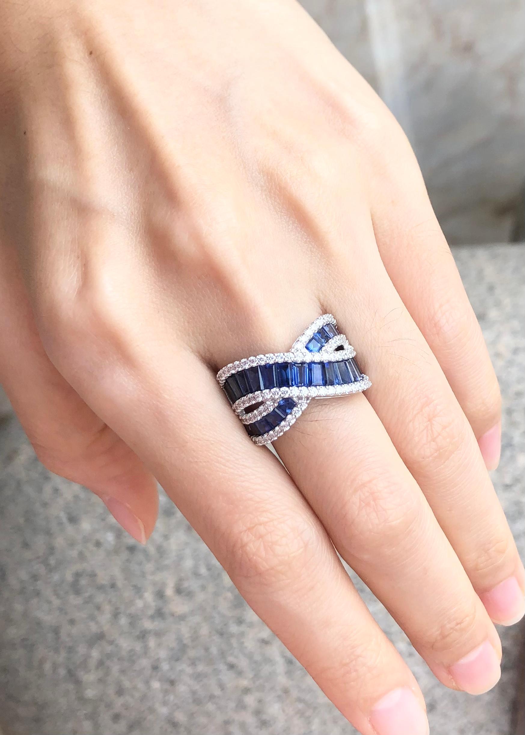 Bague en or blanc 18 carats sertie d'un saphir bleu de 5,64 carats et d'un diamant de 0,89 carat

Largeur :  2.0 cm 
Longueur : 1,4 cm
Taille de l'anneau : 54
Poids total : 8,12 grammes


