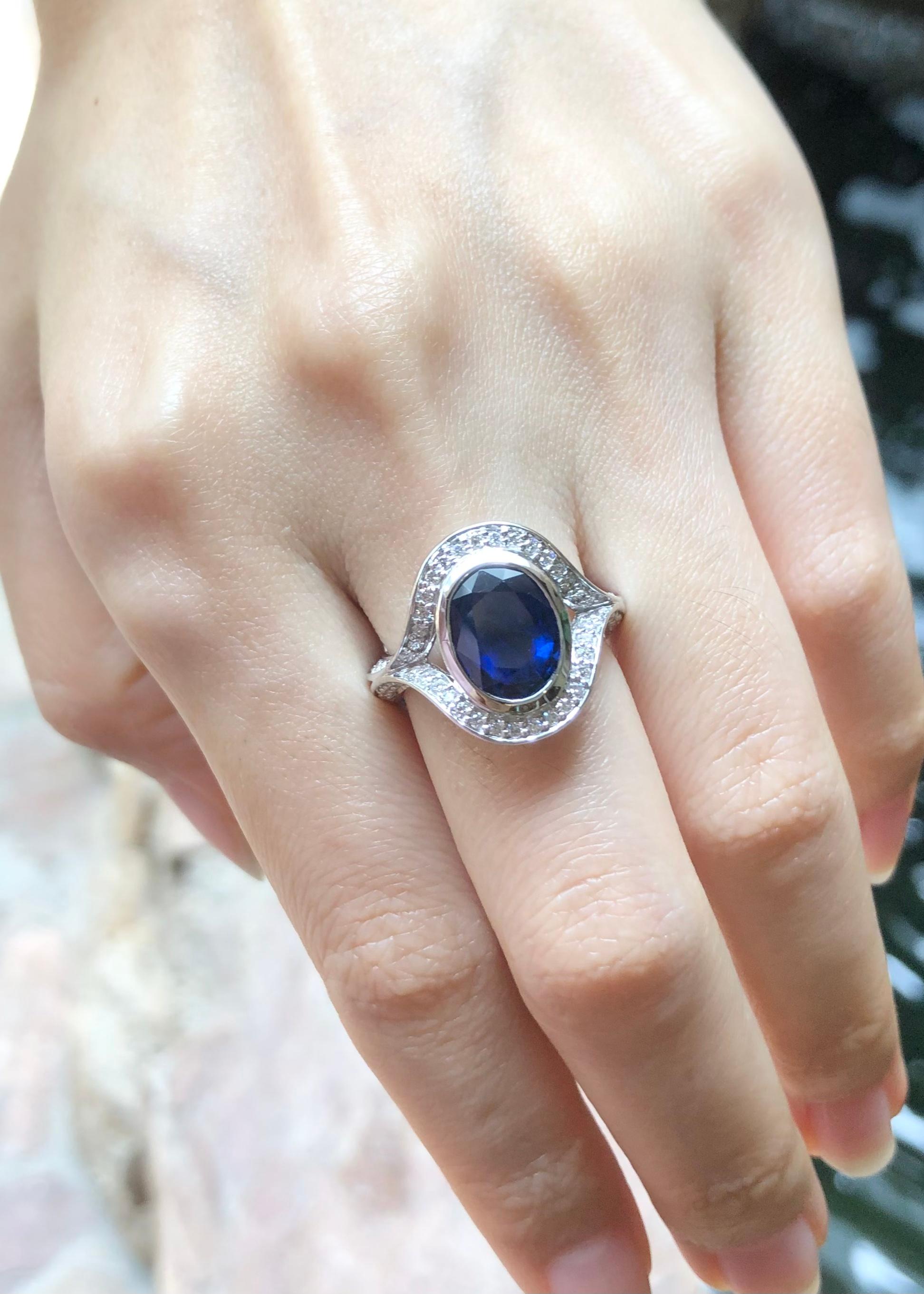 Blauer blauer Saphir 2,92 Karat mit Diamant 0,57 Karat Ring in 18 Karat Weißgoldfassung

Breite:  1.7 cm 
Durchmesser: 1,6 cm
Ringgröße: 53
Gesamtgewicht: 7,93 Gramm



„Wir eröffneten das Unternehmen 1980 zum ersten Mal, als es sich damals in der