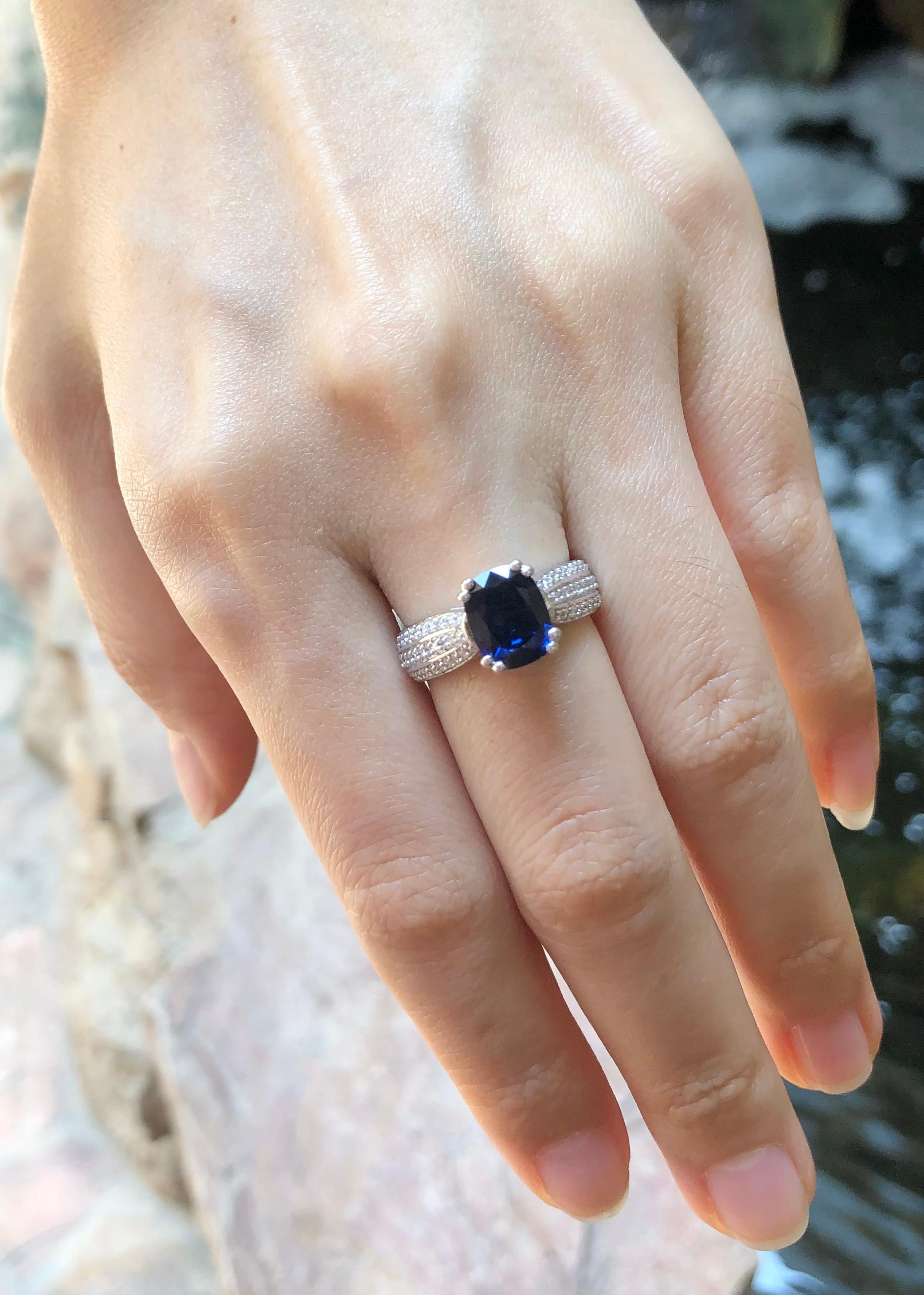 Saphir bleu 2,48 carats et diamant 0,39 carat bague en or blanc 18 carats

Largeur :  0.8 cm 
Longueur : 0,9  cm
Taille de l'anneau : 52
Poids total : 5,3 grammes



