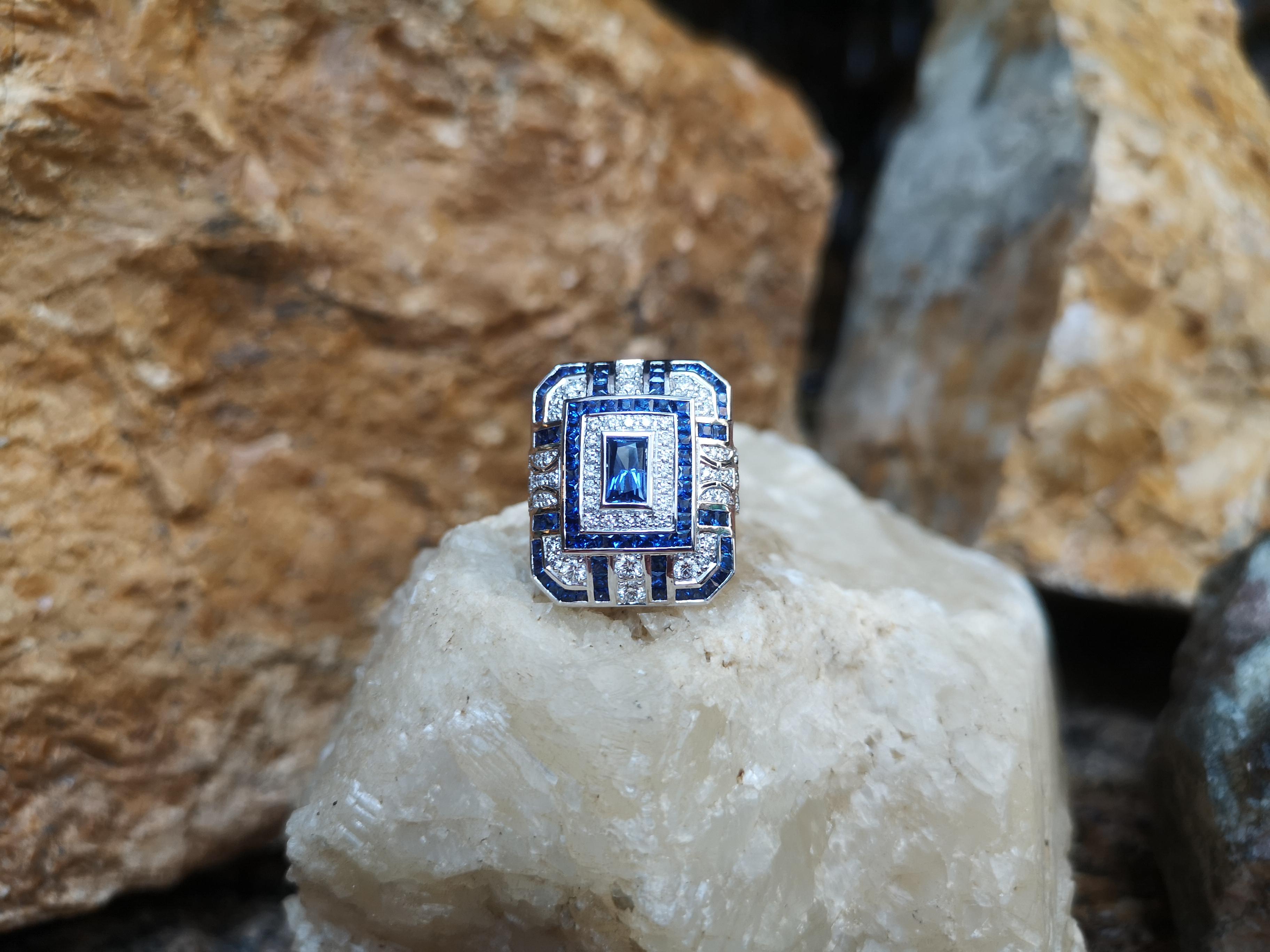 Art déco Bague en or blanc 18 carats sertie d'un saphir bleu et de diamants en vente