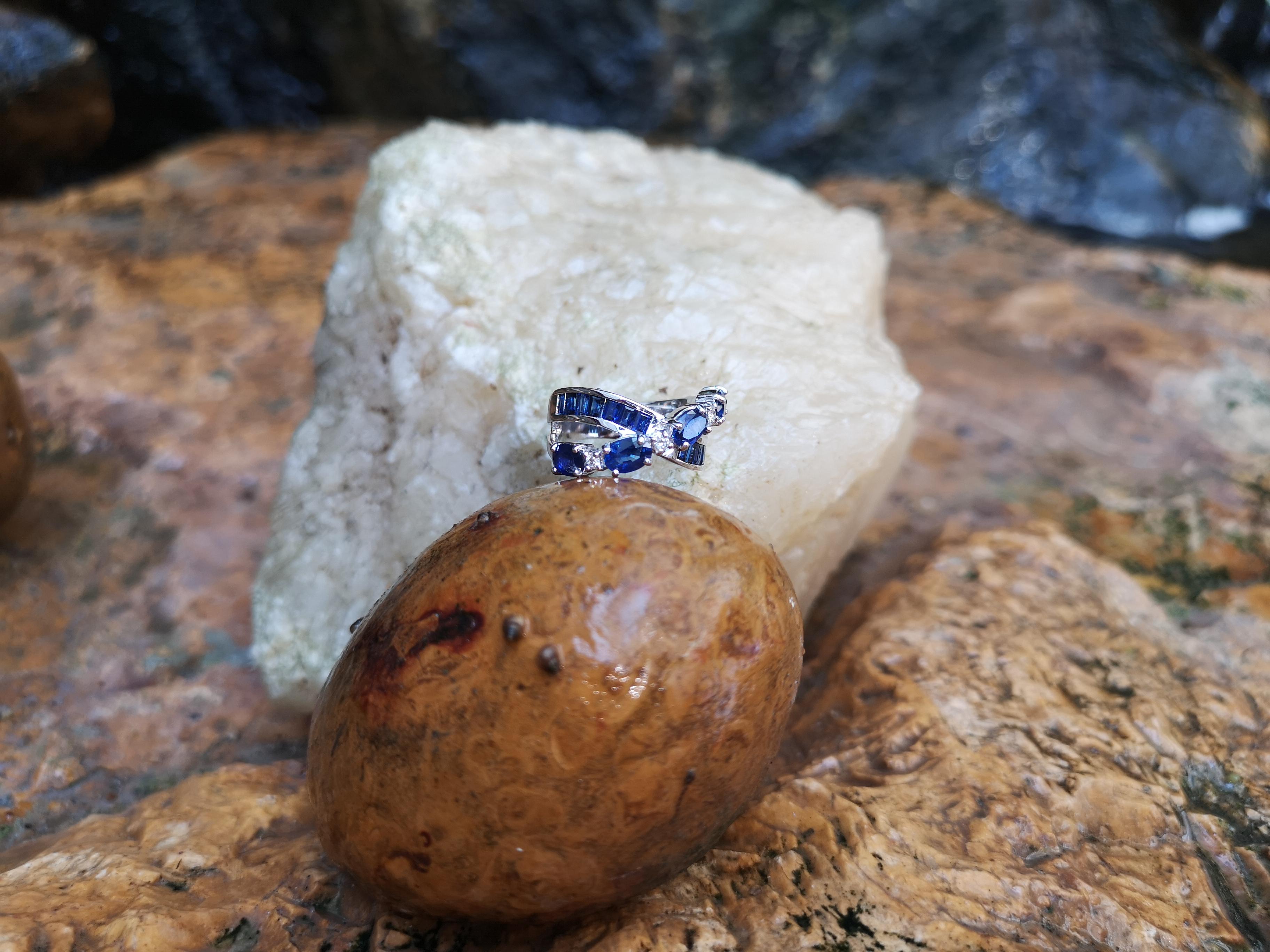 Blauer blauer Saphir mit Diamantring in 18 Karat Weißgoldfassung (Ovalschliff) im Angebot