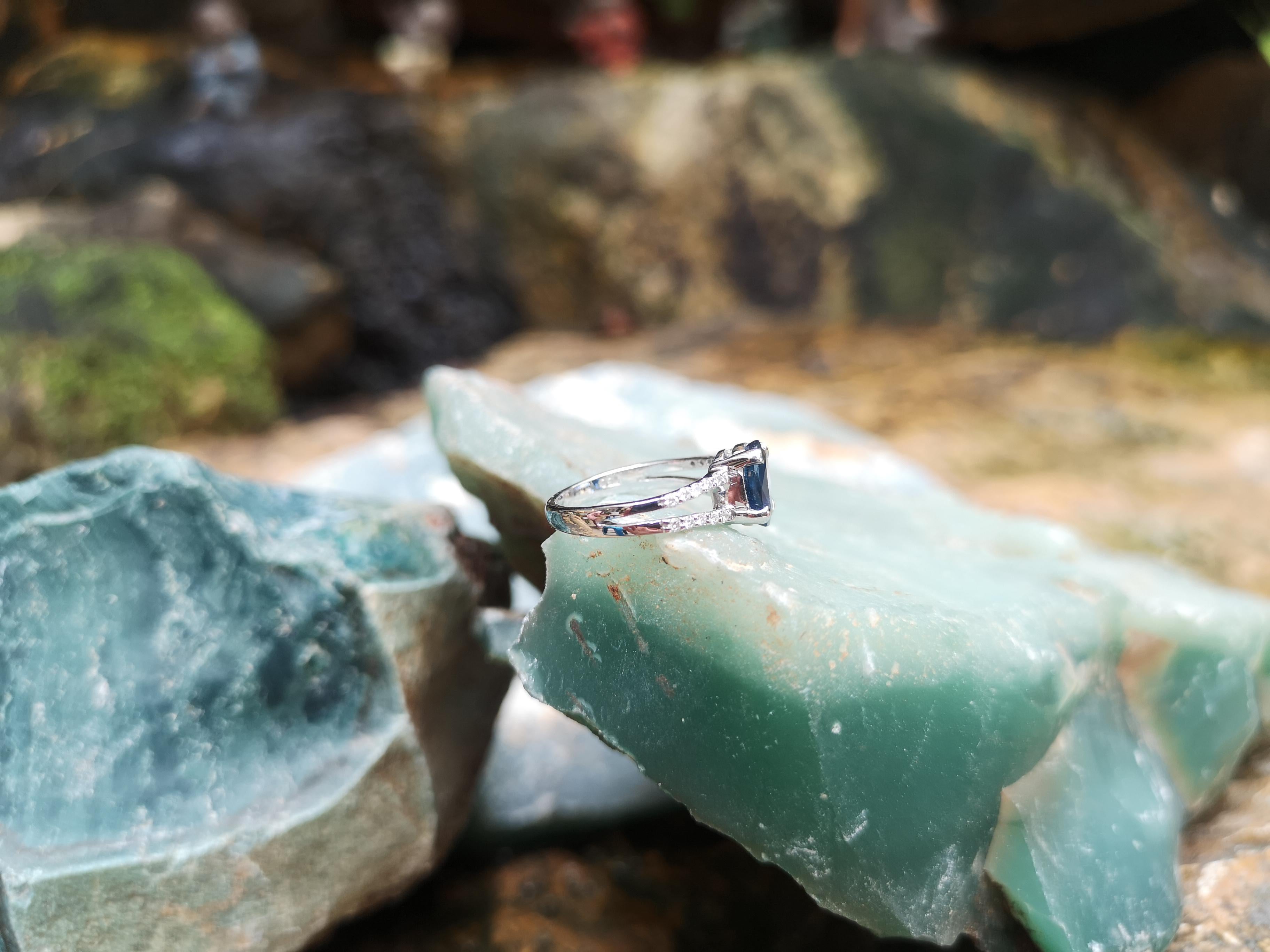 Blauer blauer Saphir mit Diamantring in 18 Karat Weißgoldfassung (Zeitgenössisch) im Angebot