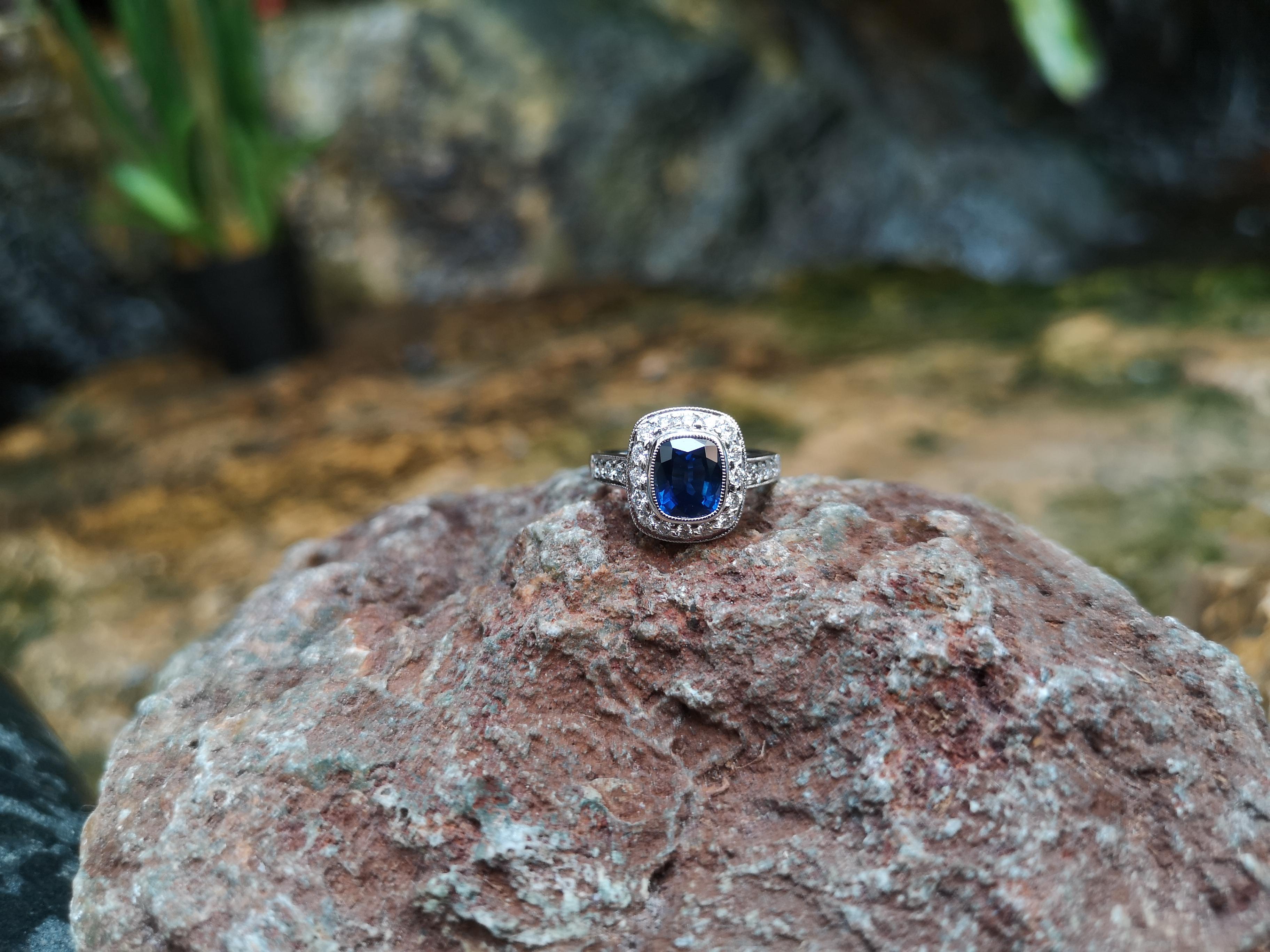 Blauer blauer Saphir mit Diamantring in 18 Karat Weißgoldfassung (Art déco) im Angebot