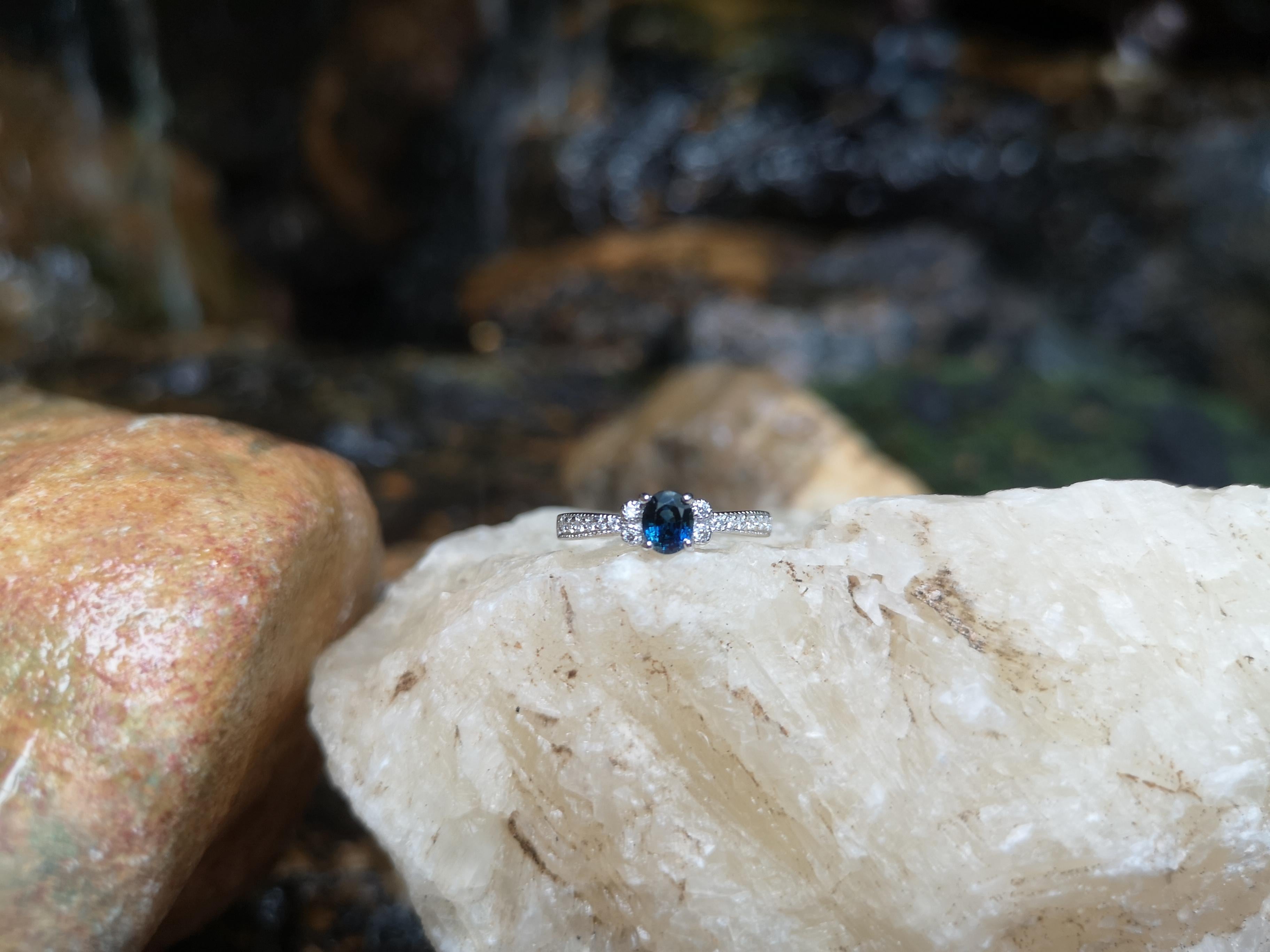 Blauer blauer Saphir mit Diamantring in 18 Karat Weißgoldfassung (Ovalschliff) im Angebot