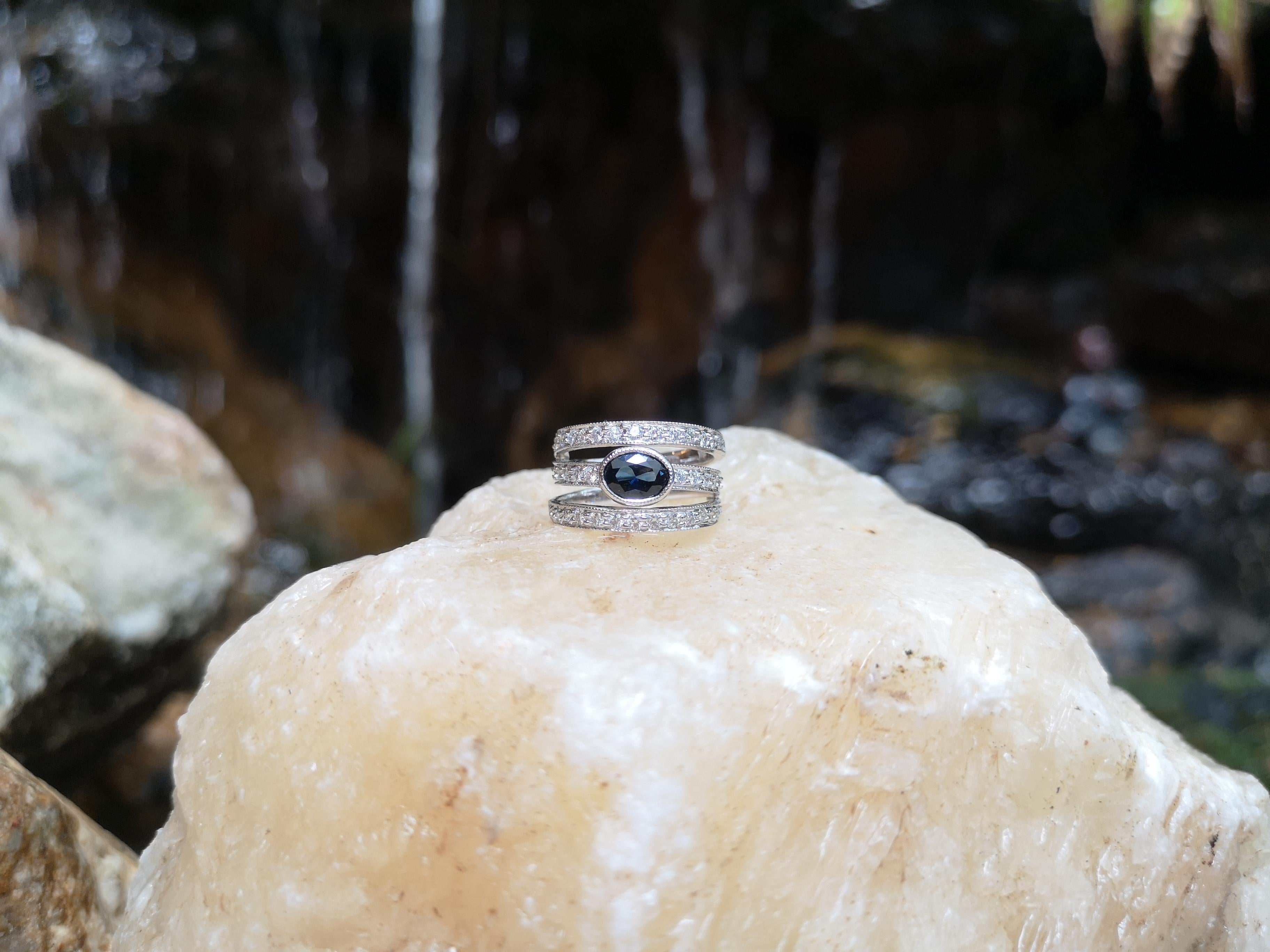 Contemporain Bague en or blanc 18 carats sertie d'un saphir bleu et de diamants en vente
