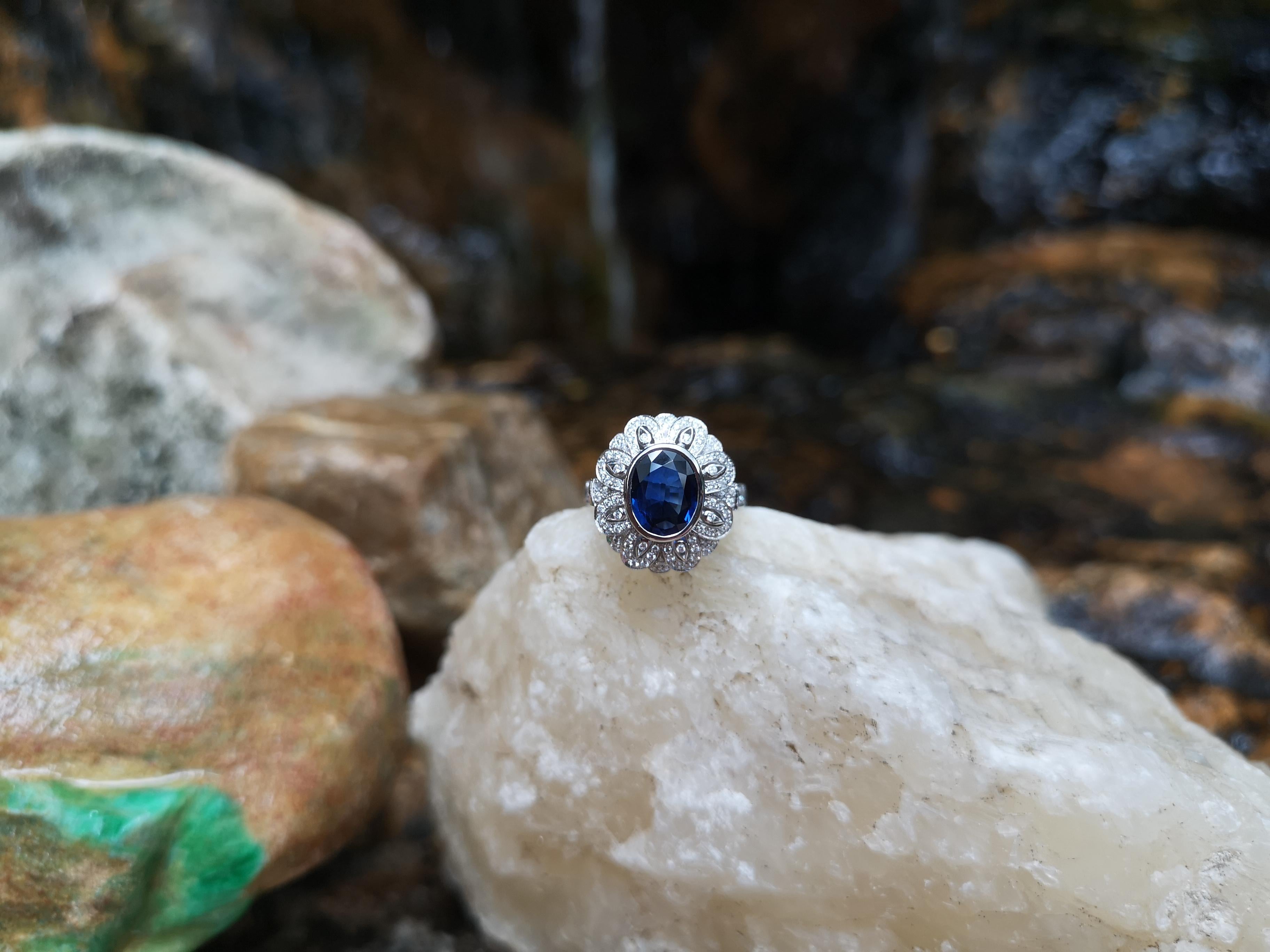 Édouardien Bague en or blanc 18 carats sertie d'un saphir bleu et de diamants en vente