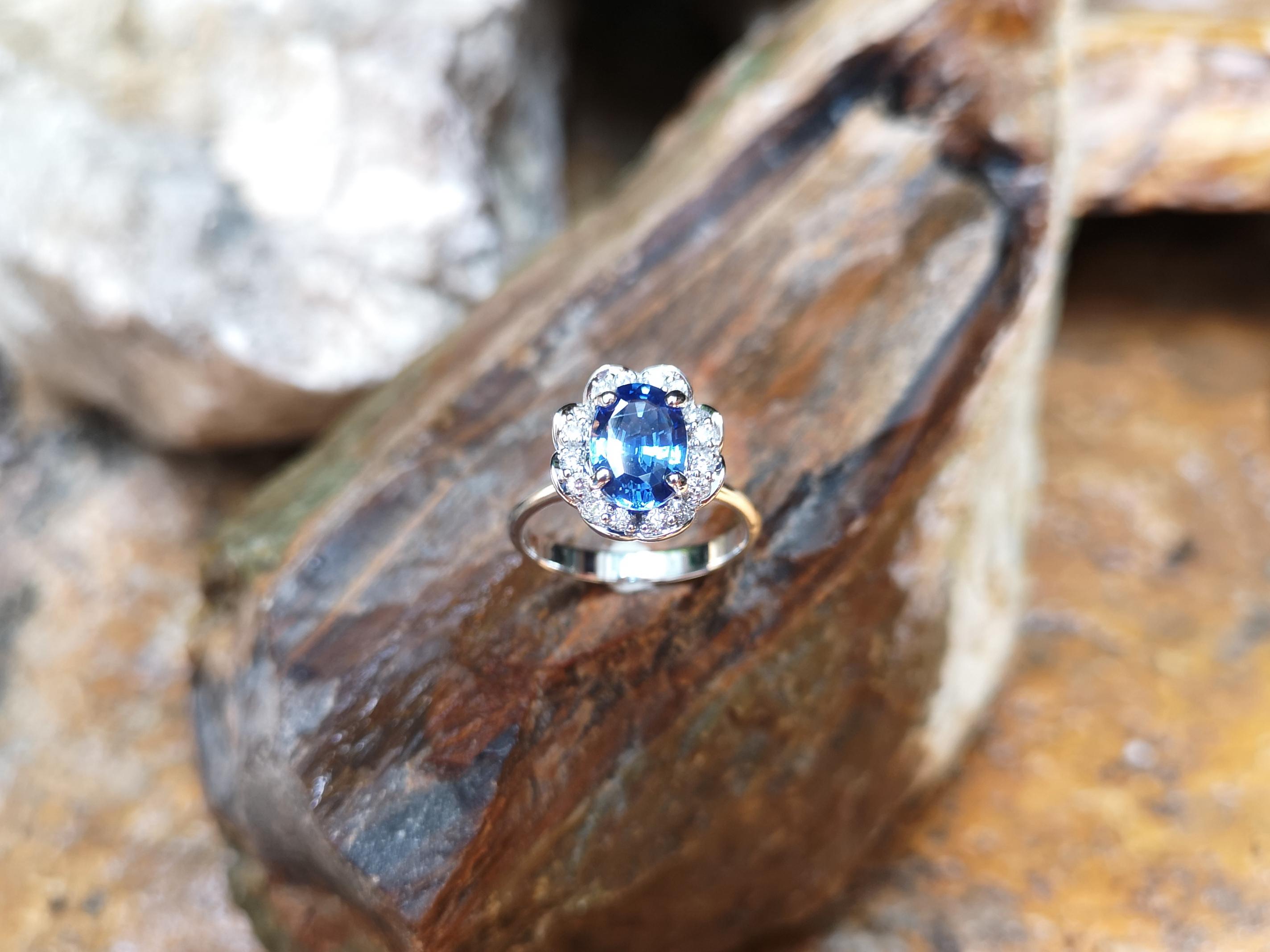 Blauer Saphir mit Diamantring aus 18 Karat Weißgold in Fassungen (Ovalschliff) im Angebot