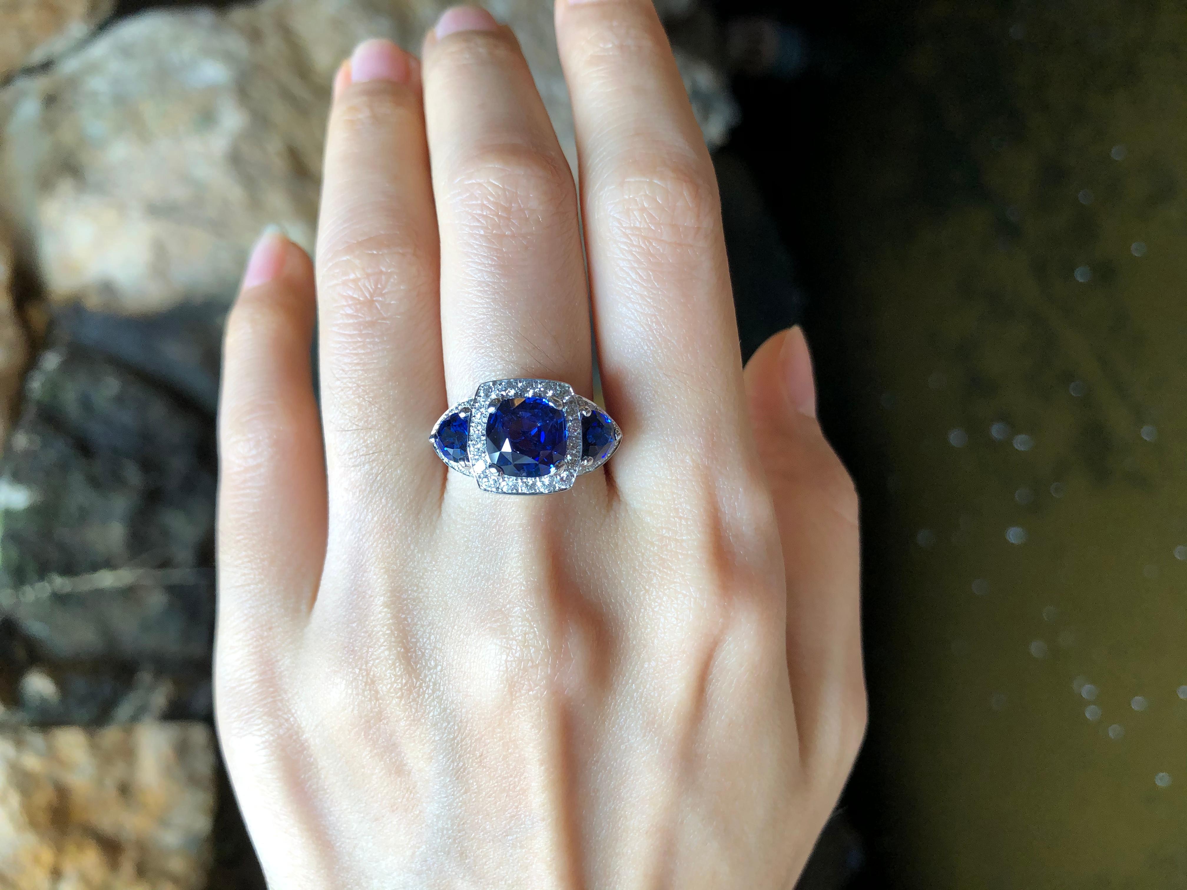 Contemporain Saphir bleu avec diamants  Bague sertie d'or blanc 18 carats en vente