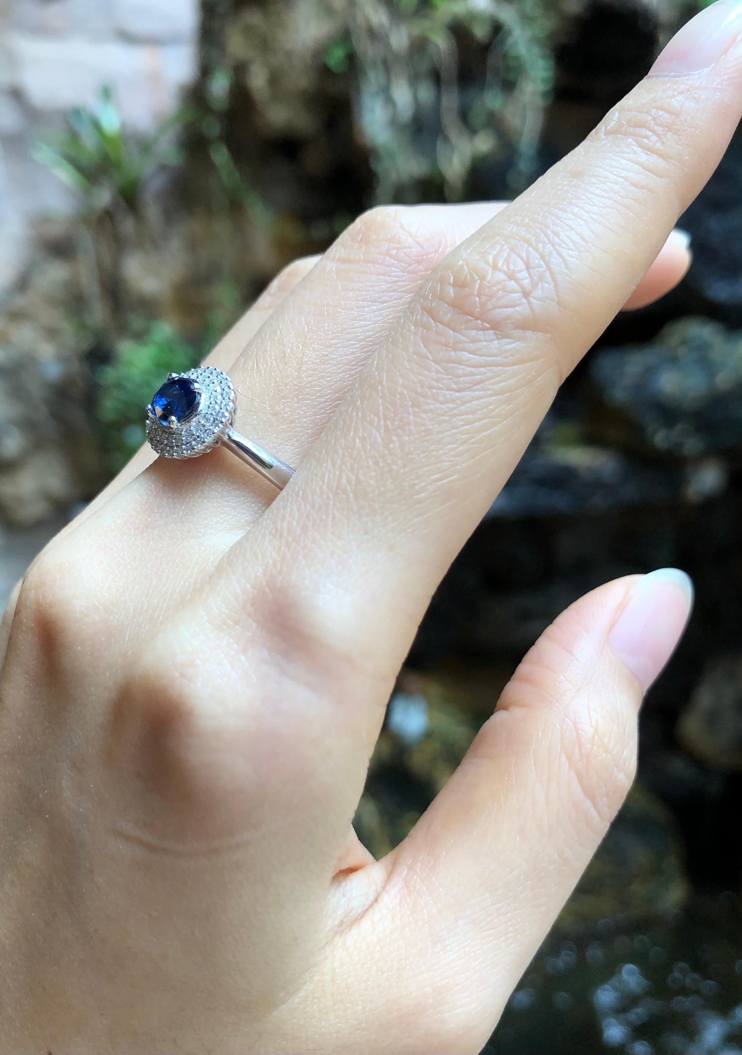 Blauer Saphir mit Diamantring aus 18 Karat Weißgold in Fassungen (Zeitgenössisch) im Angebot
