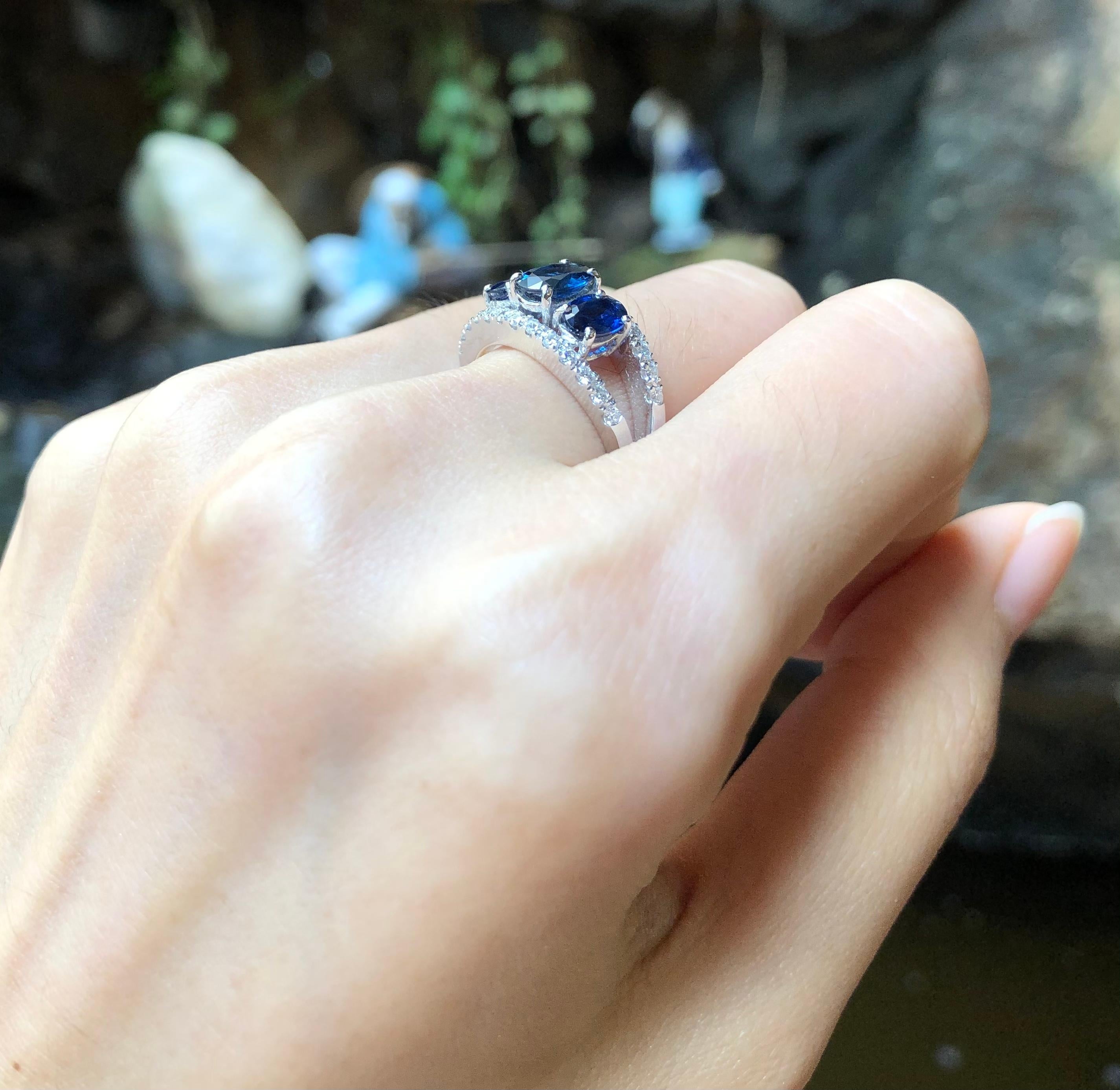 Blauer blauer Saphir mit Diamantring in 18 Karat Weißgoldfassung (Zeitgenössisch) im Angebot