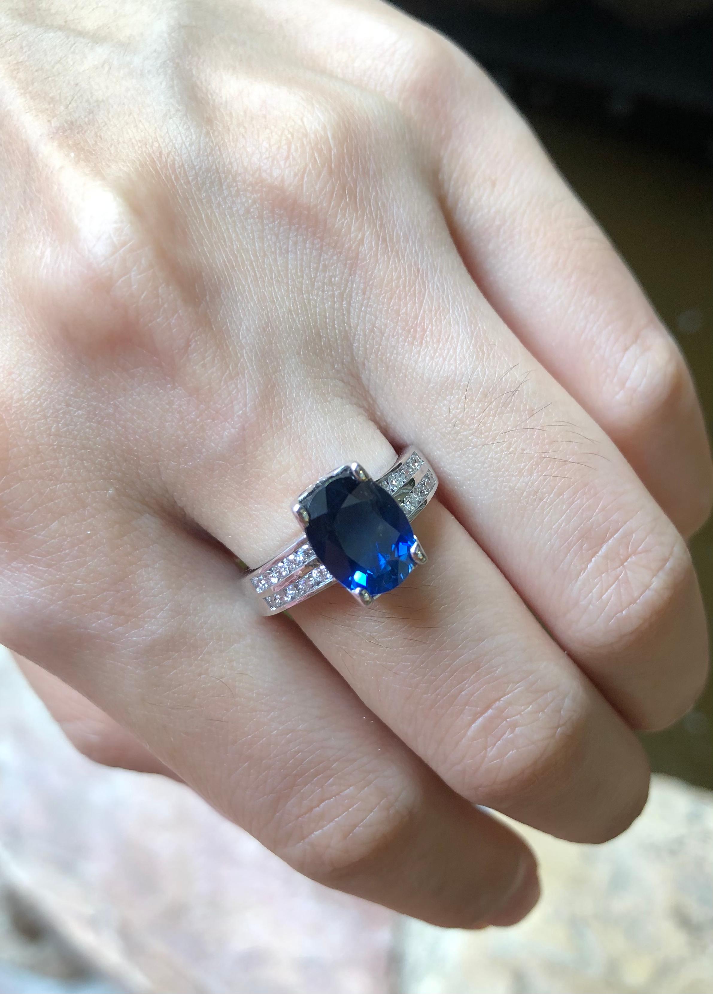 Blauer blauer Saphir mit Diamantring in 18 Karat Weißgoldfassung (Zeitgenössisch) im Angebot