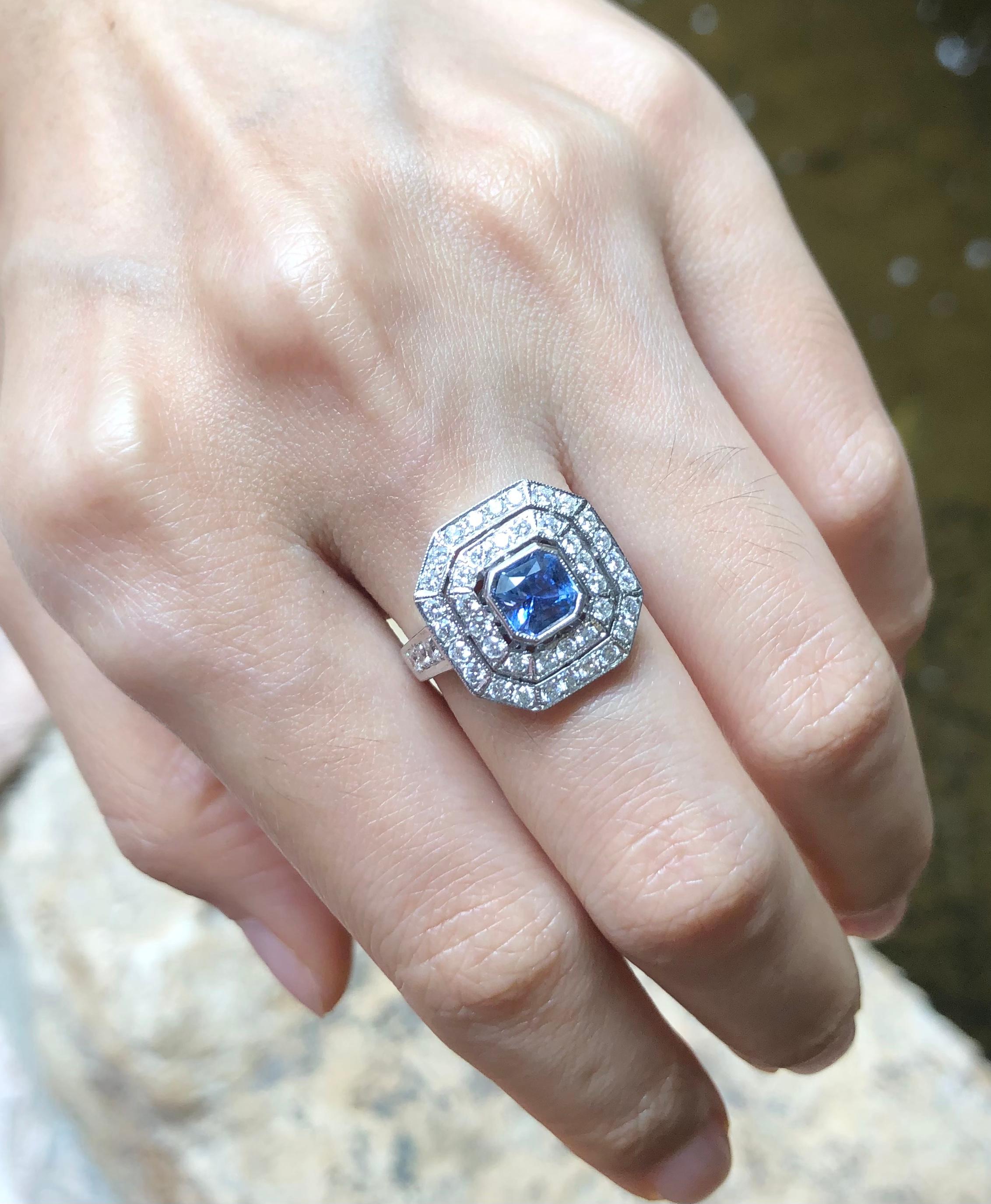 Blauer blauer Saphir mit Diamantring in 18 Karat Weißgoldfassung (Art déco) im Angebot