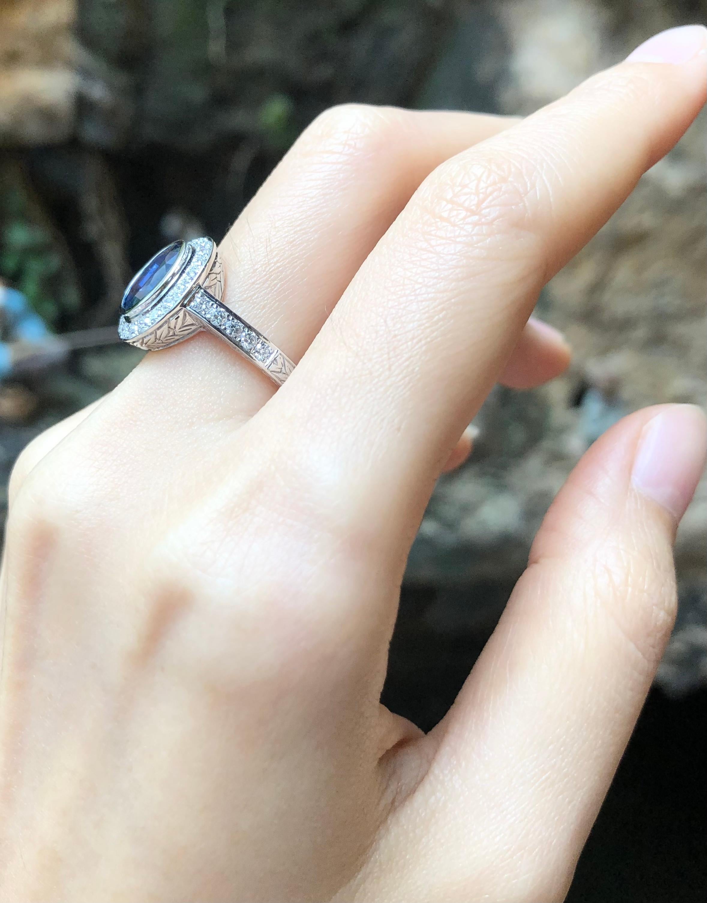 Blauer Saphir mit Diamantring aus 18 Karat Weißgold in Fassungen (Zeitgenössisch) im Angebot