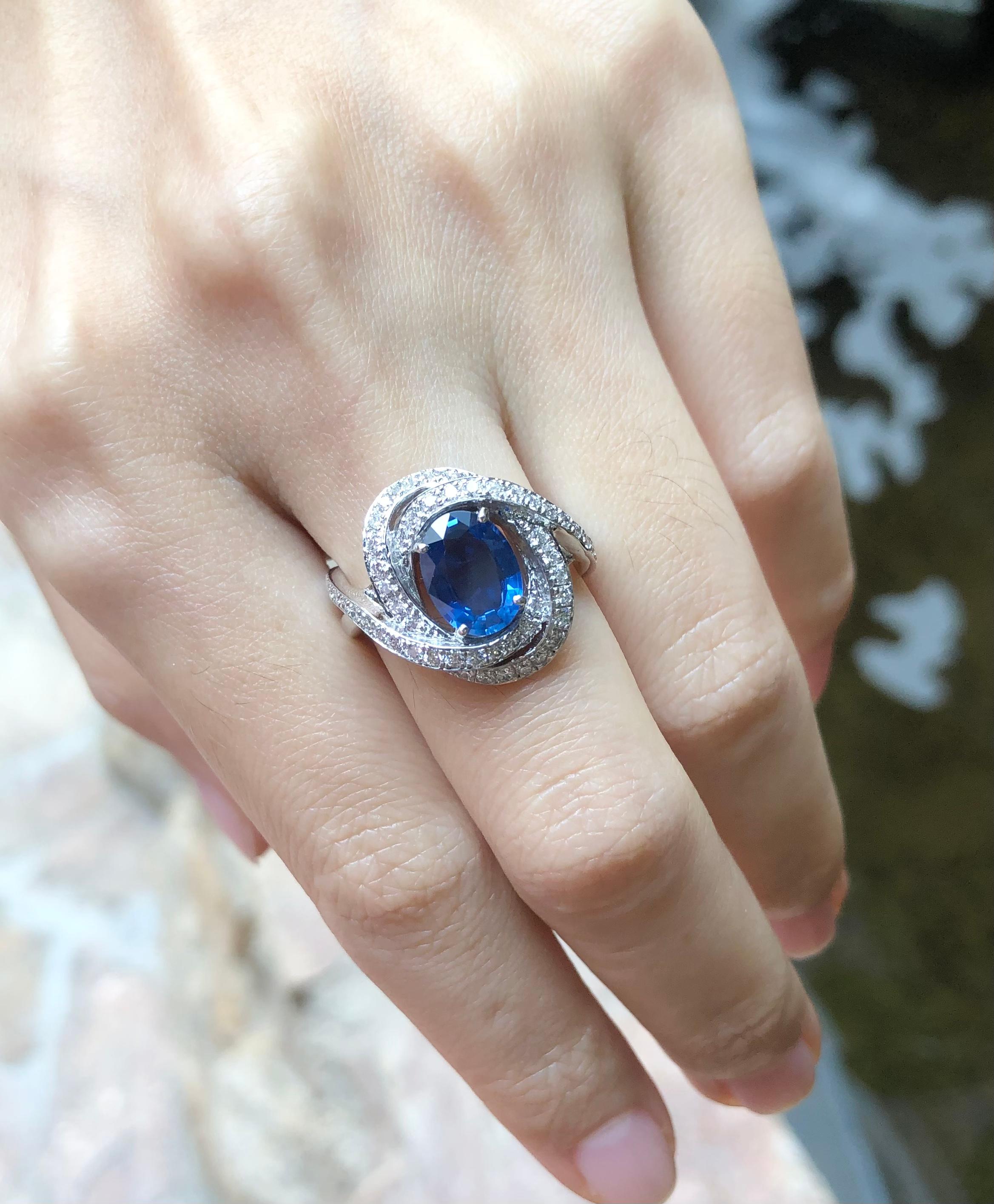 Blauer blauer Saphir mit Diamantring in 18 Karat Weißgoldfassung (Ovalschliff) im Angebot