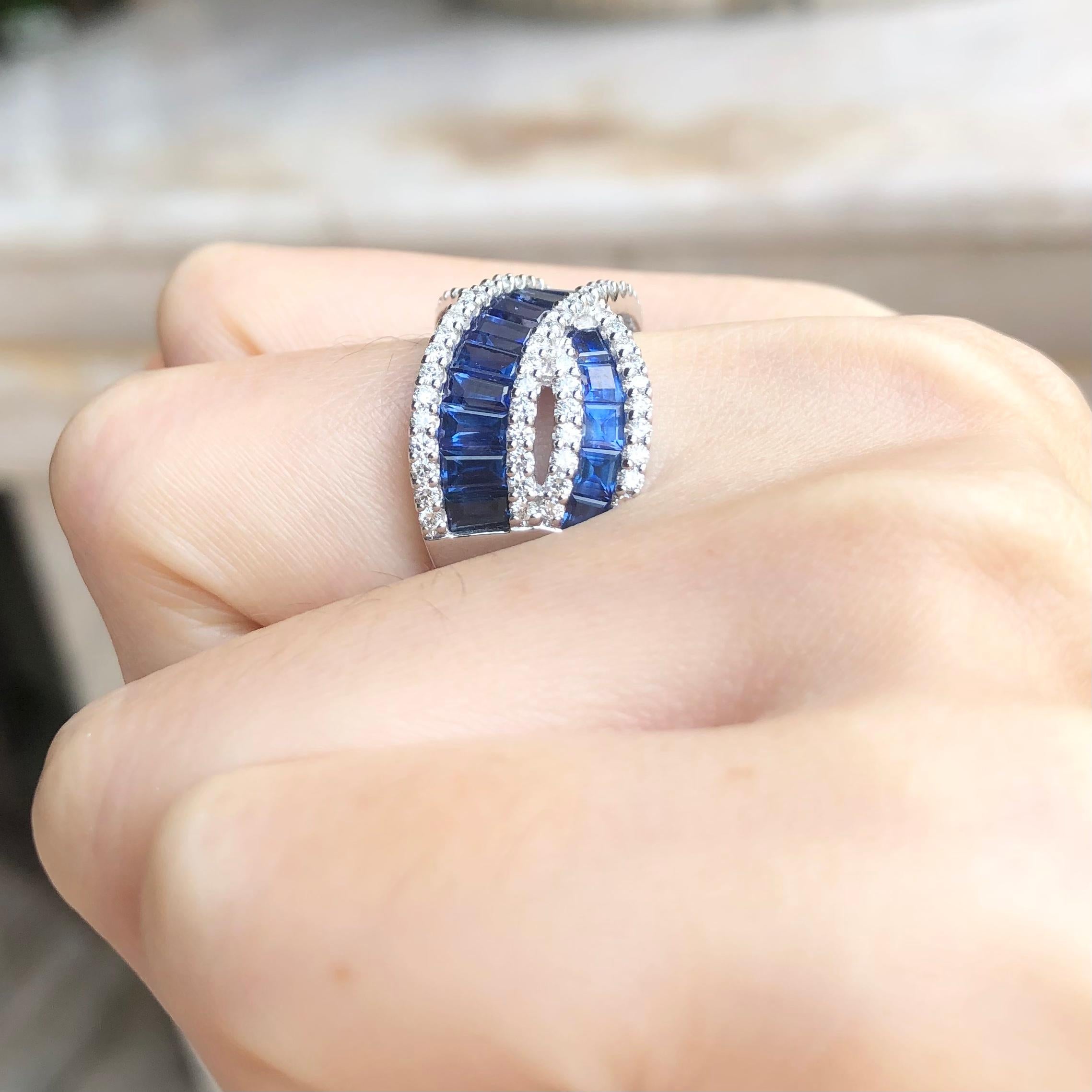 Contemporain Bague en or blanc 18 carats sertie d'un saphir bleu et de diamants en vente