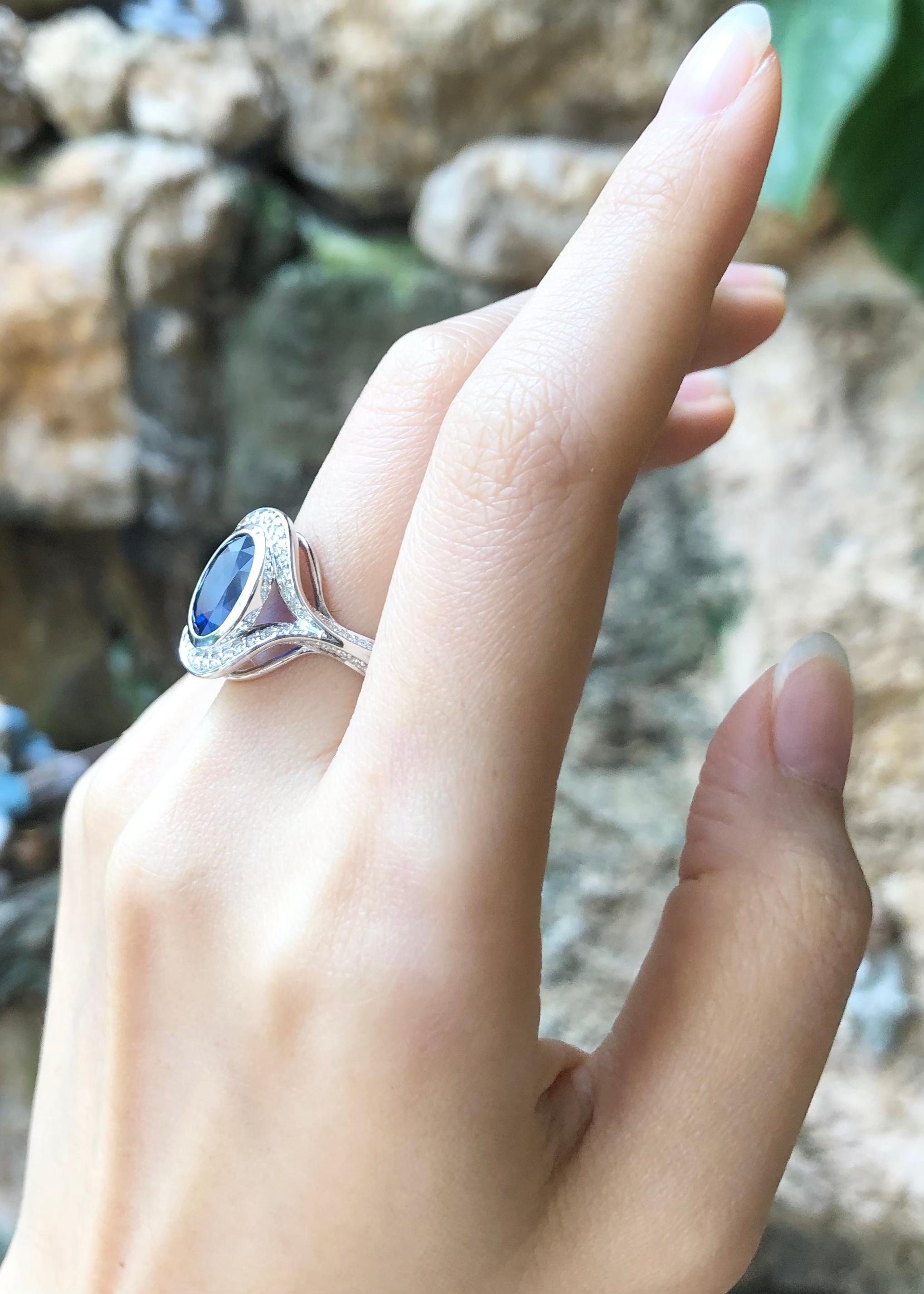 Blauer blauer Saphir mit Diamantring in 18 Karat Weißgoldfassung (Zeitgenössisch) im Angebot