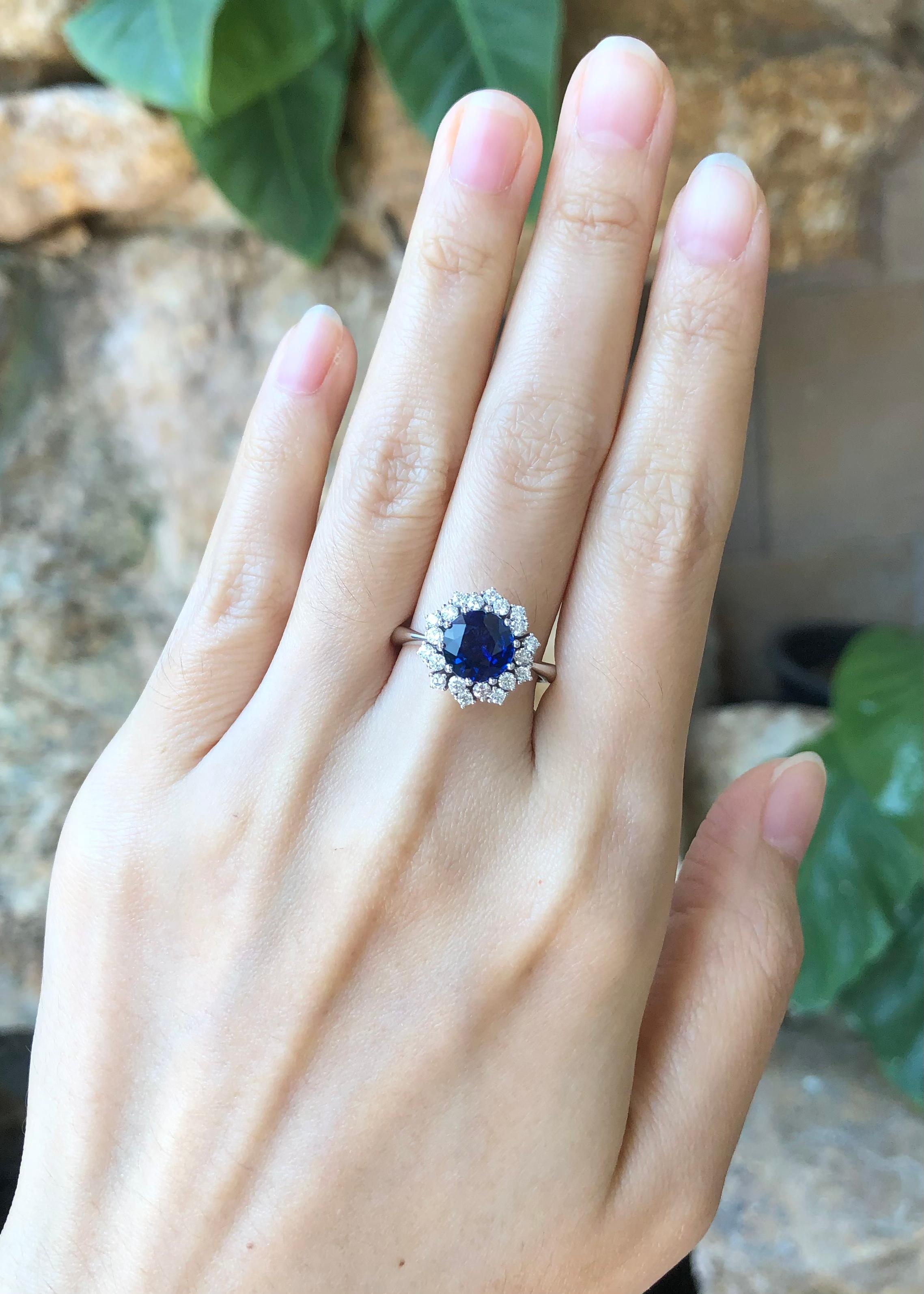 Blauer Saphir mit Diamantring aus 18 Karat Weißgold in Fassungen (Zeitgenössisch) im Angebot