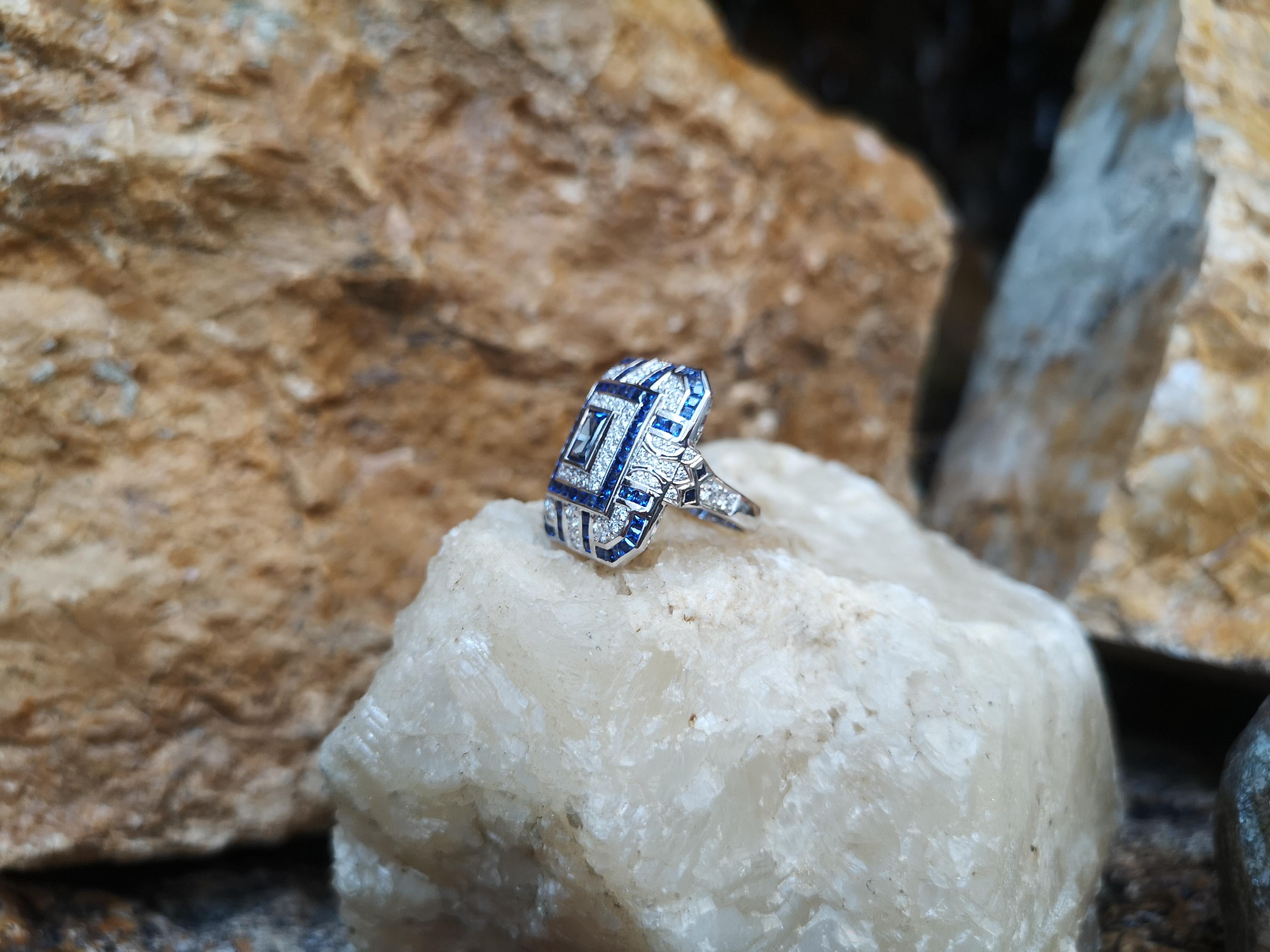 Blauer blauer Saphir mit Diamantring in 18 Karat Weißgoldfassung (Smaragdschliff) im Angebot