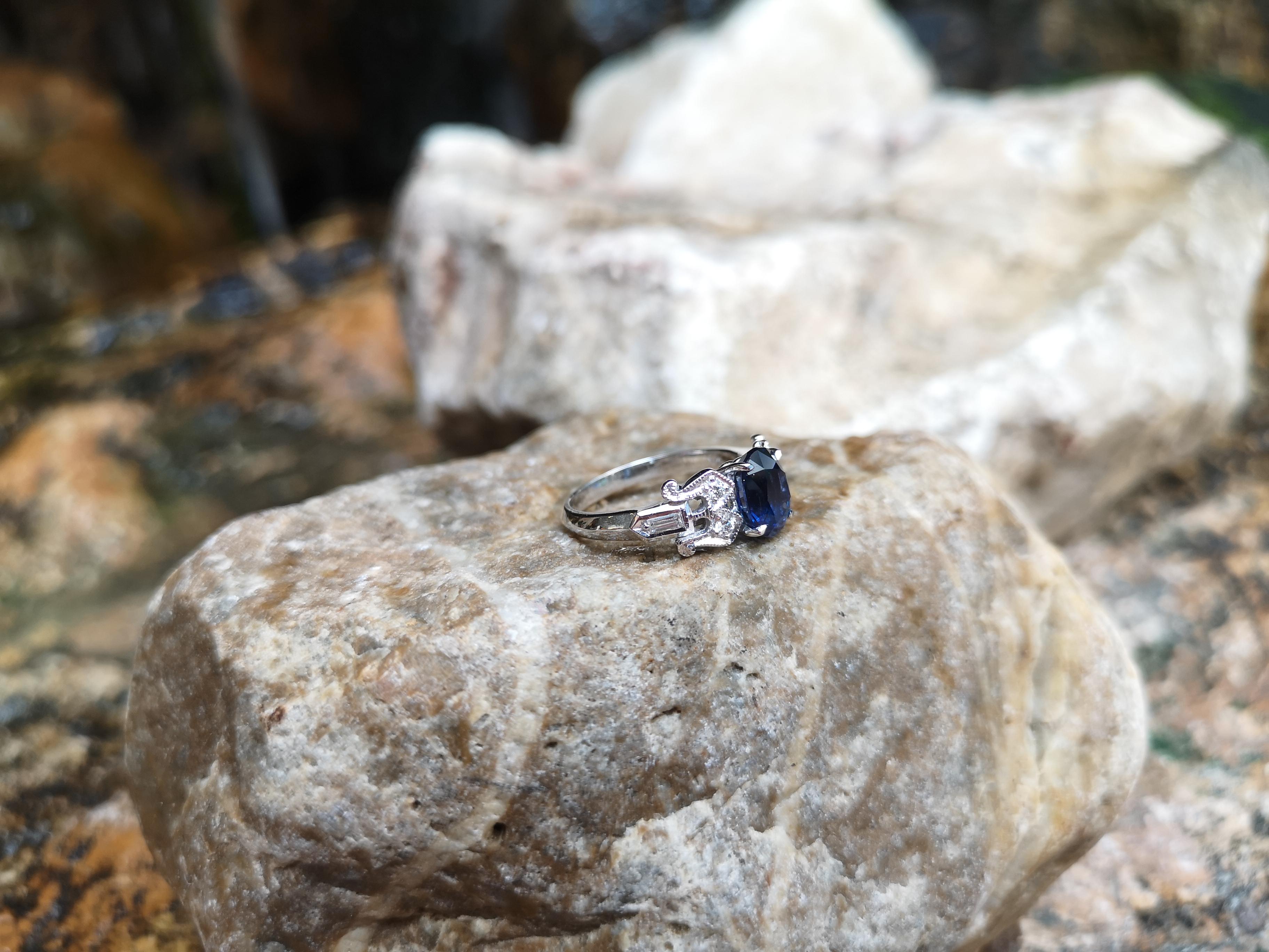 Blue Sapphire with Diamond Ring Set in 18 Karat White Gold Settings In New Condition For Sale In Bangkok, TH