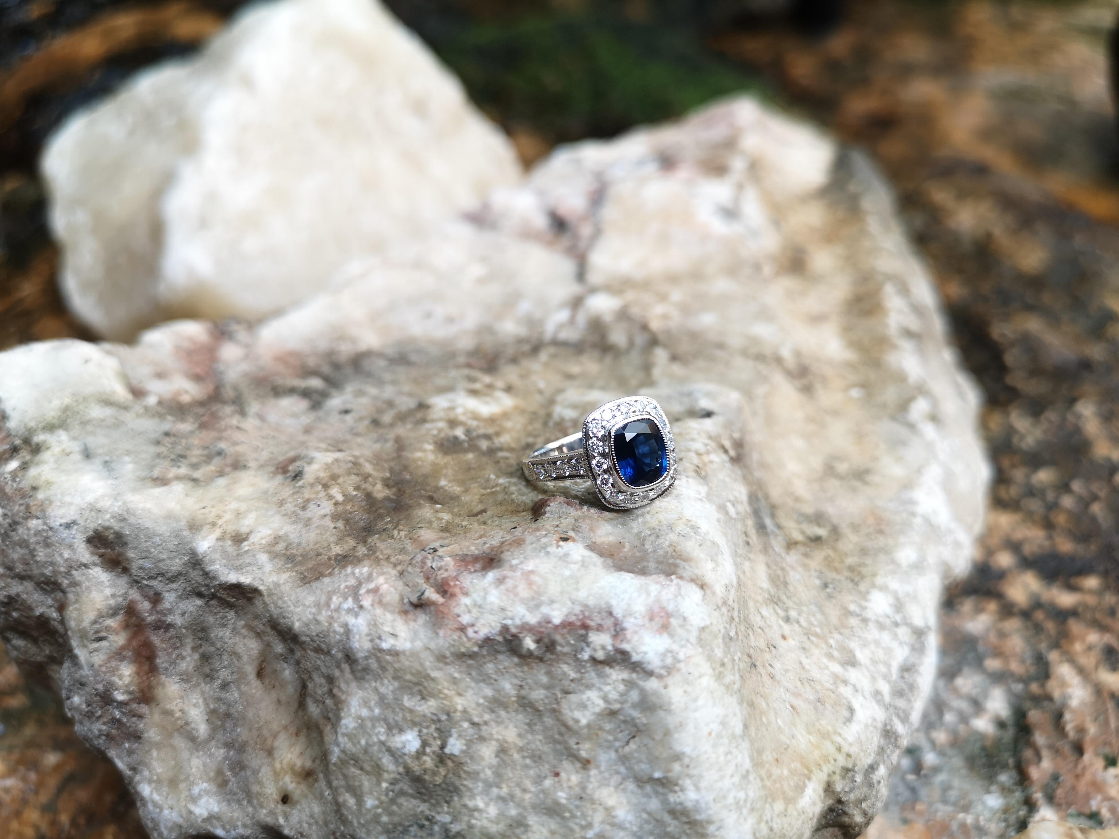 Blauer blauer Saphir mit Diamantring in 18 Karat Weißgoldfassung (Kissenschliff) im Angebot