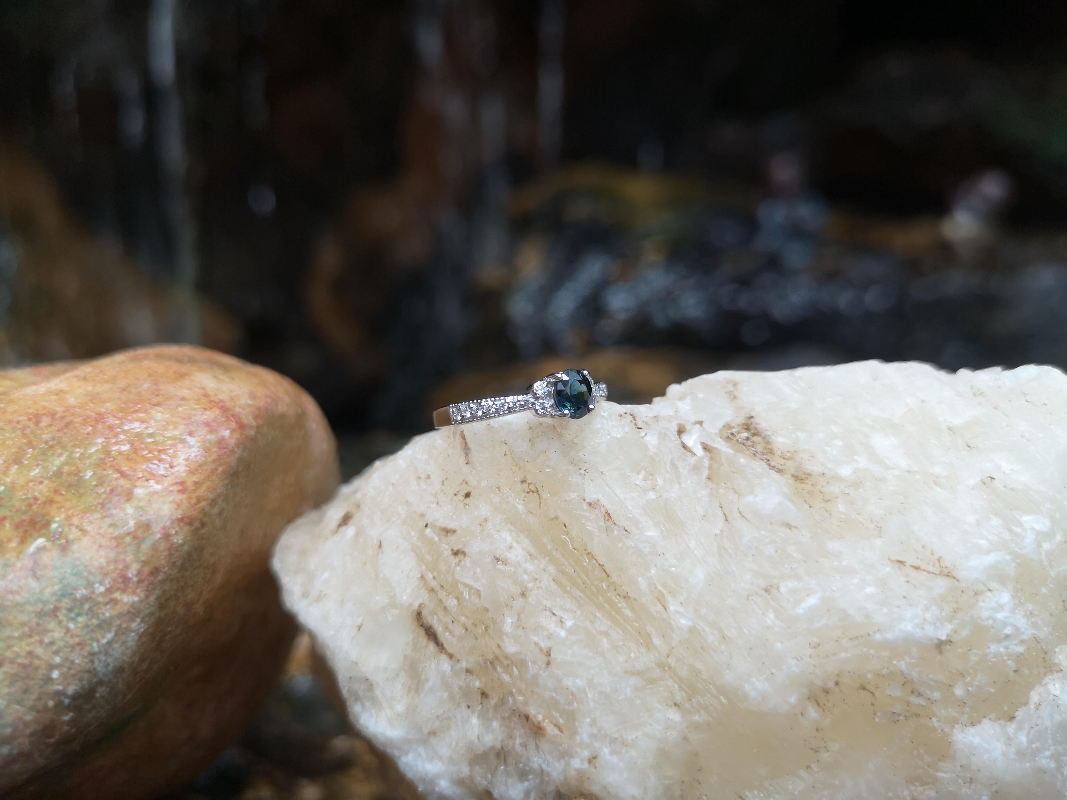 Blauer blauer Saphir mit Diamantring in 18 Karat Weißgoldfassung im Zustand „Neu“ im Angebot in Bangkok, TH