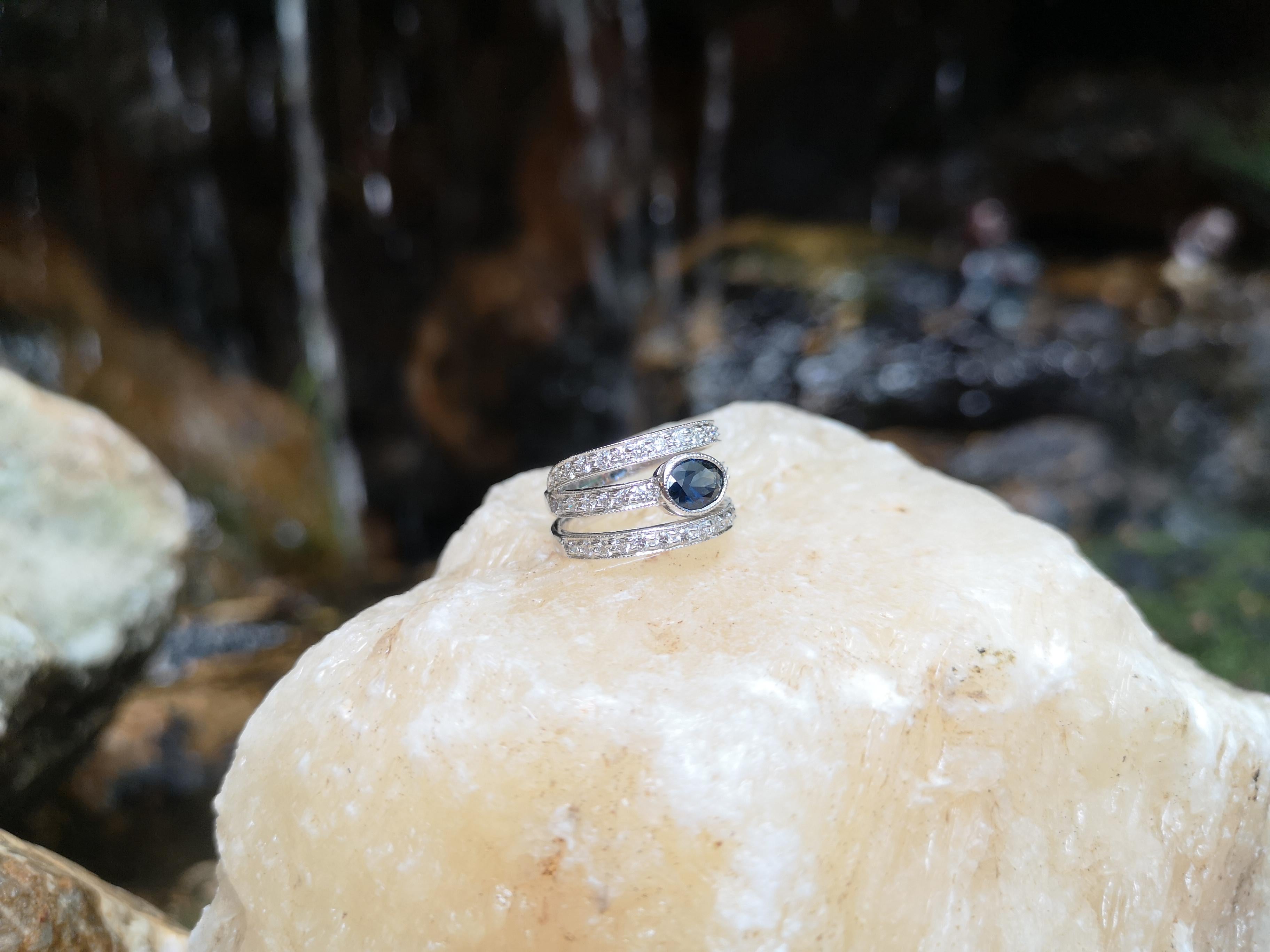 Taille ovale Bague en or blanc 18 carats sertie d'un saphir bleu et de diamants en vente