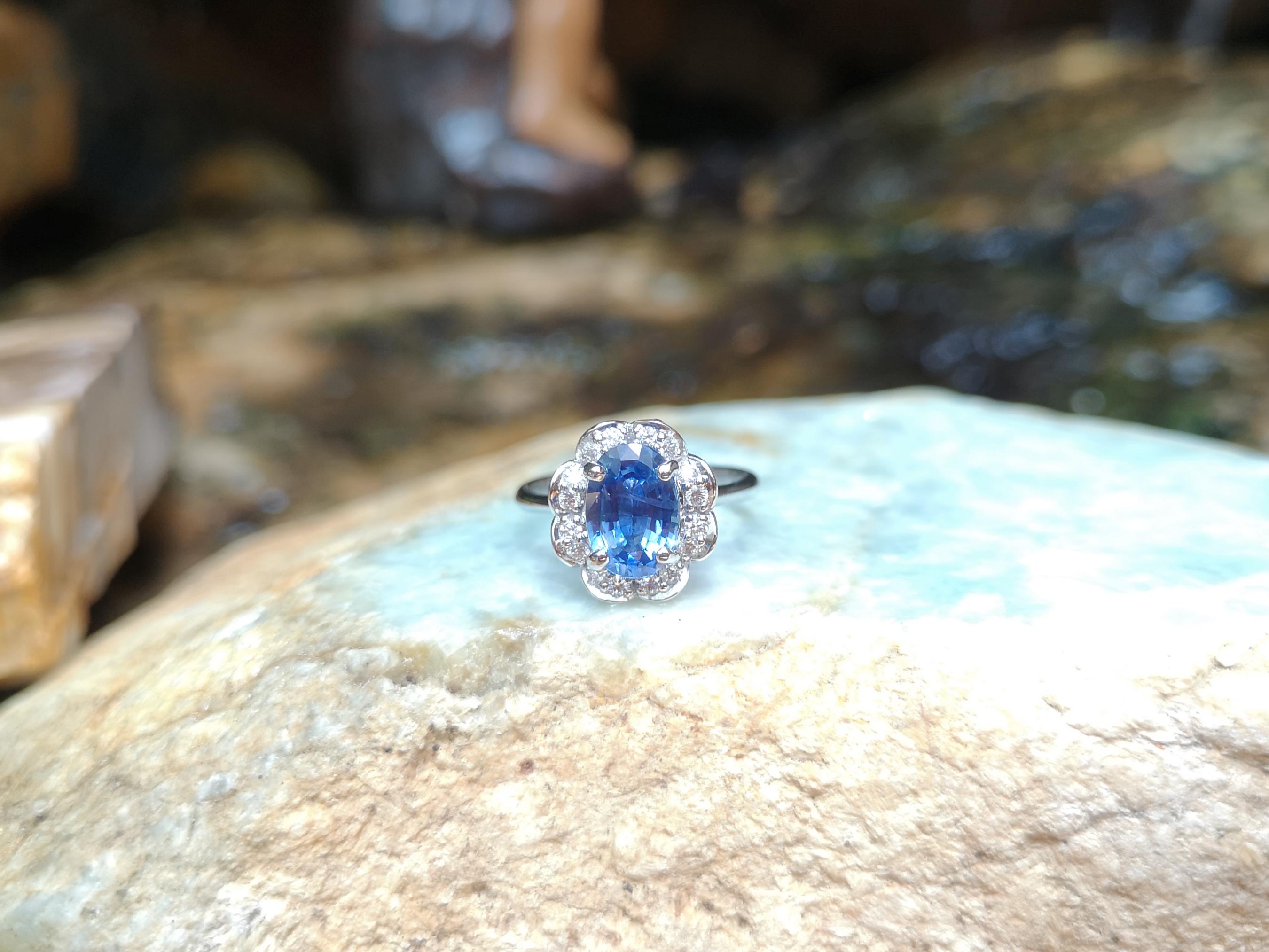 Blauer Saphir mit Diamantring aus 18 Karat Weißgold in Fassungen im Zustand „Neu“ im Angebot in Bangkok, TH