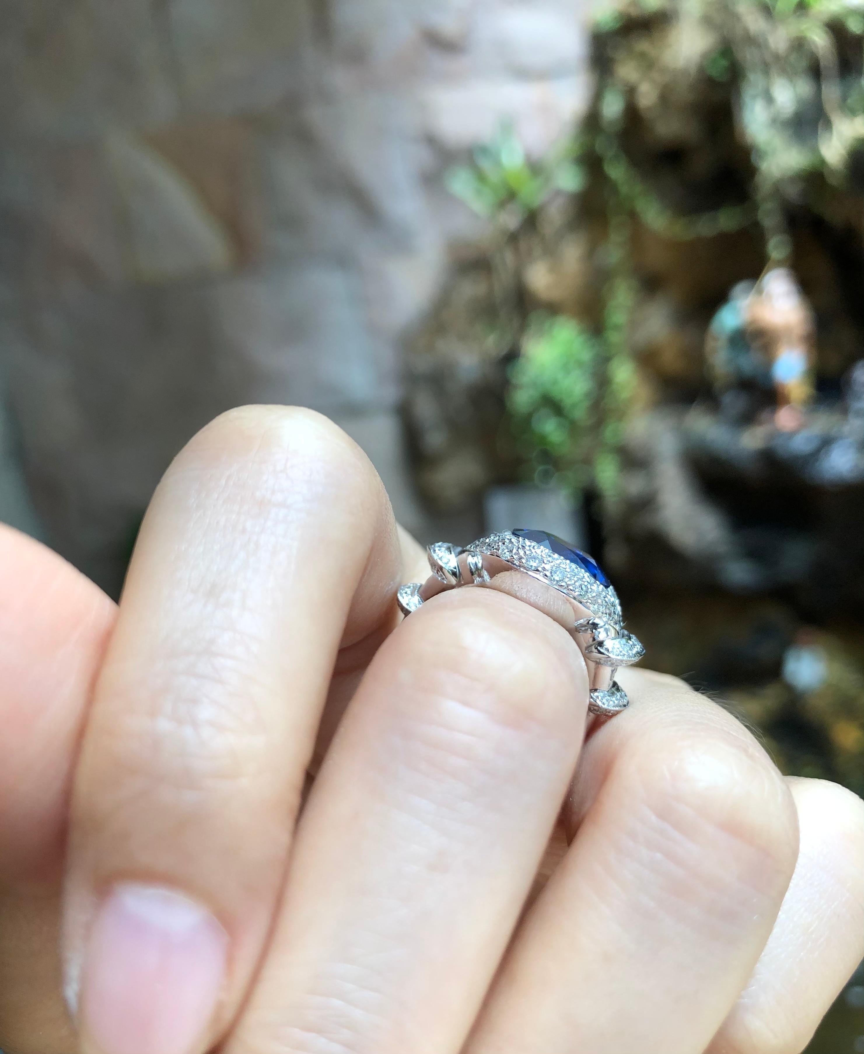 Blauer blauer Saphir mit Diamantring in 18 Karat Weißgoldfassung (Ovalschliff) im Angebot