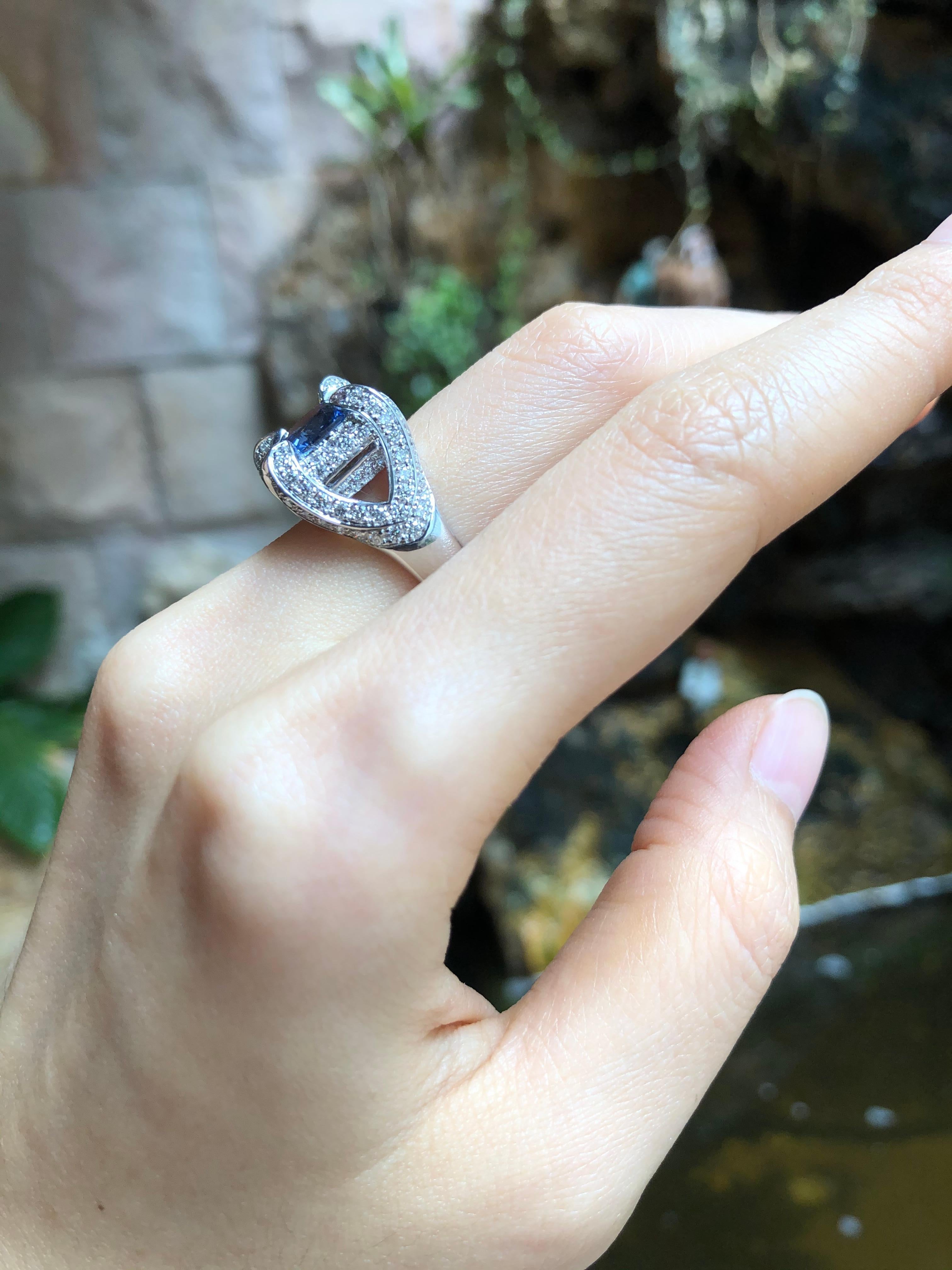 Taglio cuscino Anello con zaffiro blu e diamanti incastonati in oro bianco 18 carati in vendita