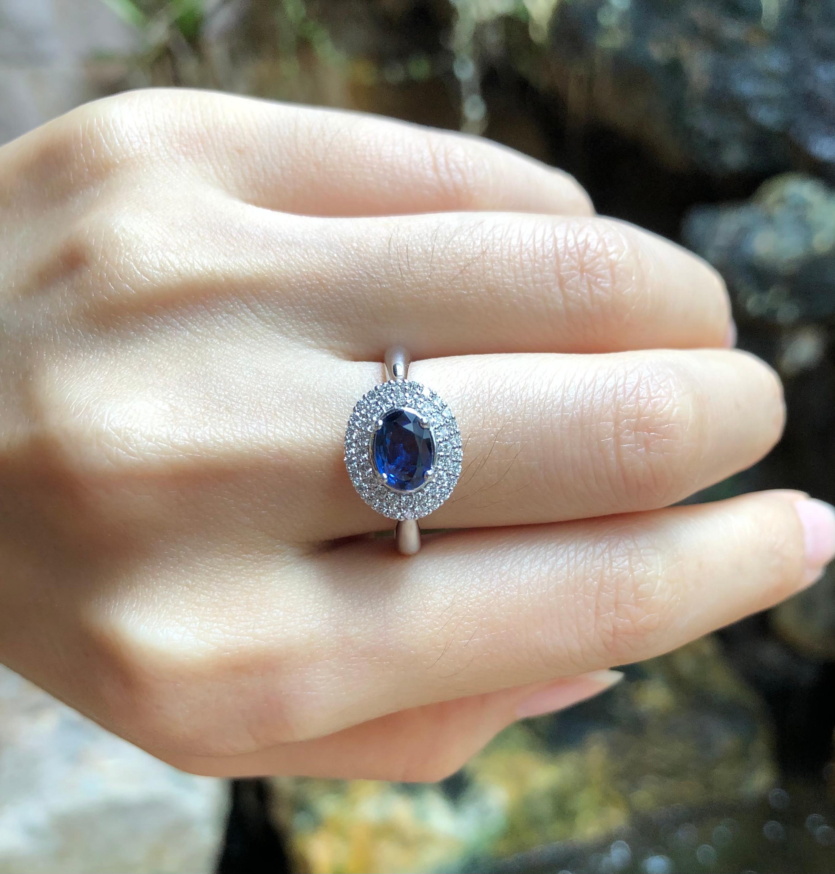 Blauer Saphir mit Diamantring aus 18 Karat Weißgold in Fassungen (Ovalschliff) im Angebot