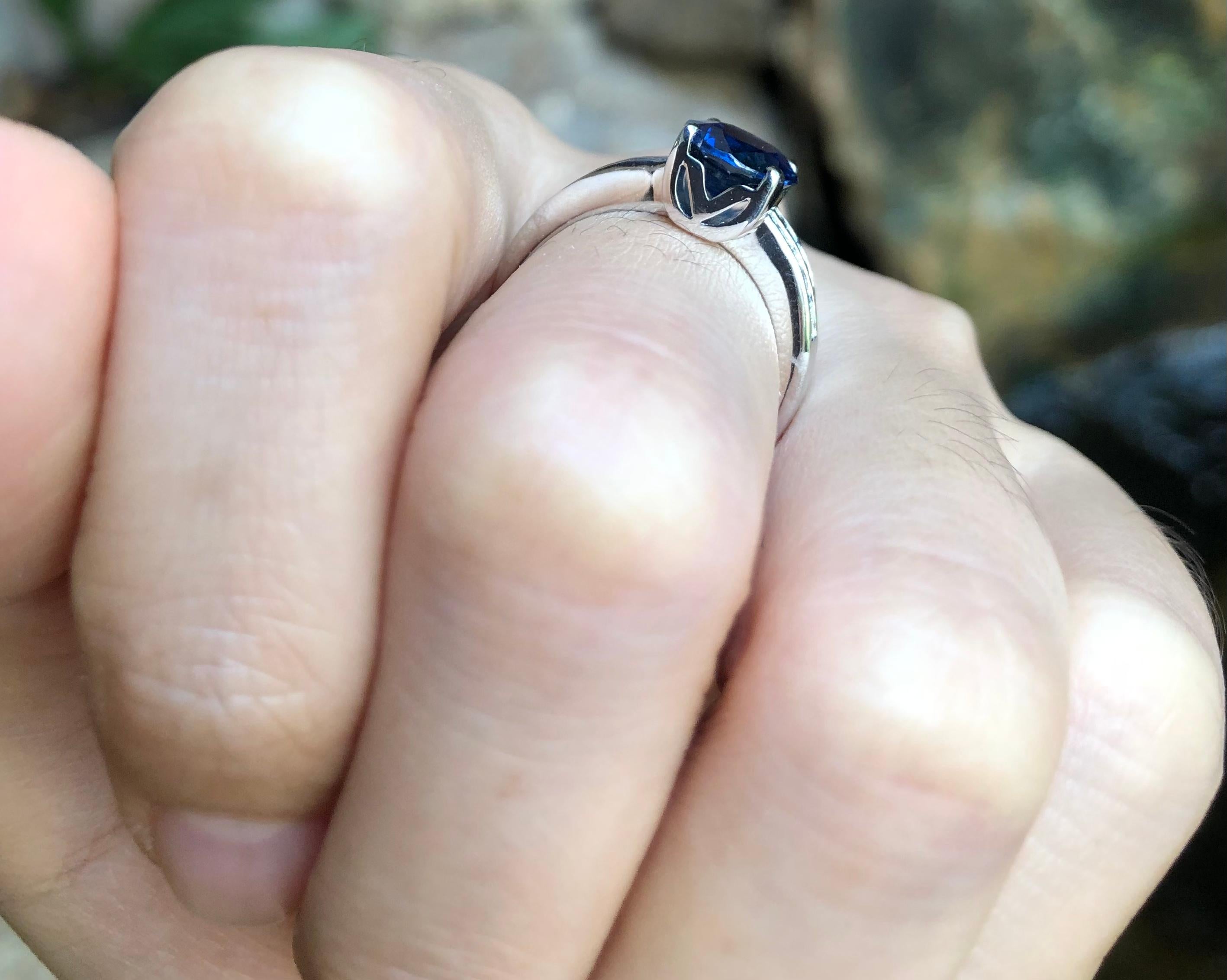 Blauer blauer Saphir mit Diamantring in 18 Karat Weißgoldfassung (Ovalschliff) im Angebot