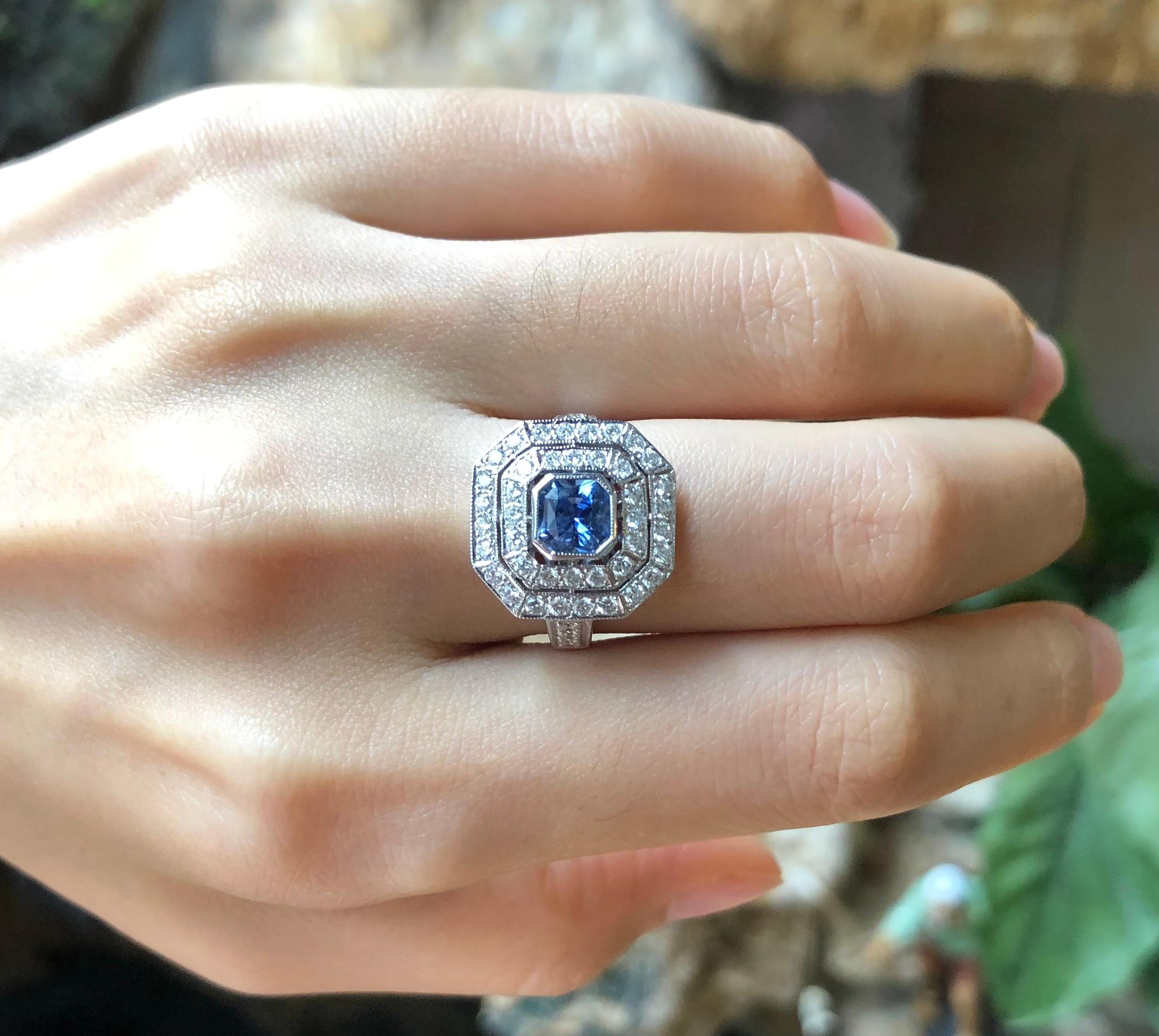 Blauer blauer Saphir mit Diamantring in 18 Karat Weißgoldfassung (Gemischter Schliff) im Angebot