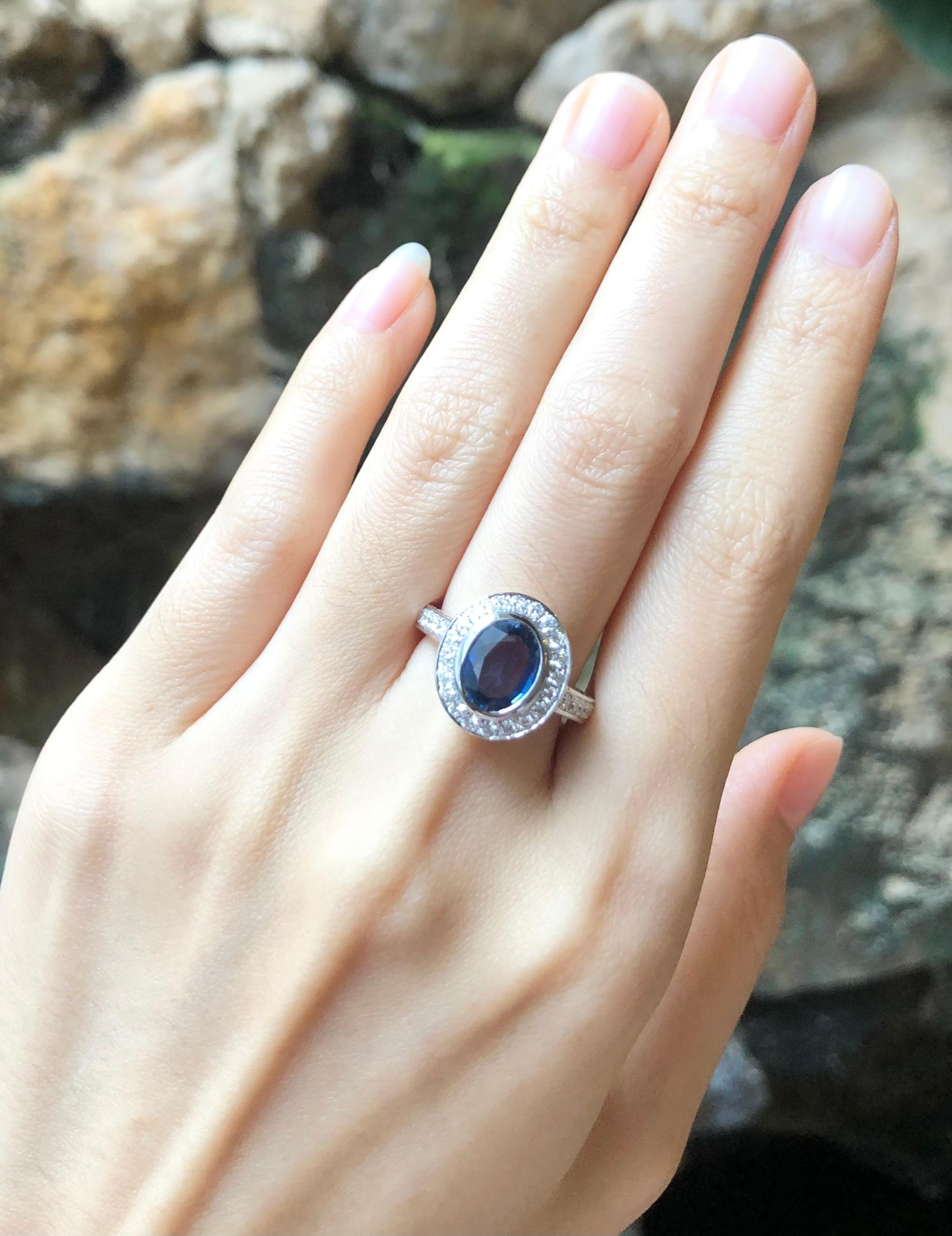 Blauer Saphir mit Diamantring aus 18 Karat Weißgold in Fassungen (Ovalschliff) im Angebot
